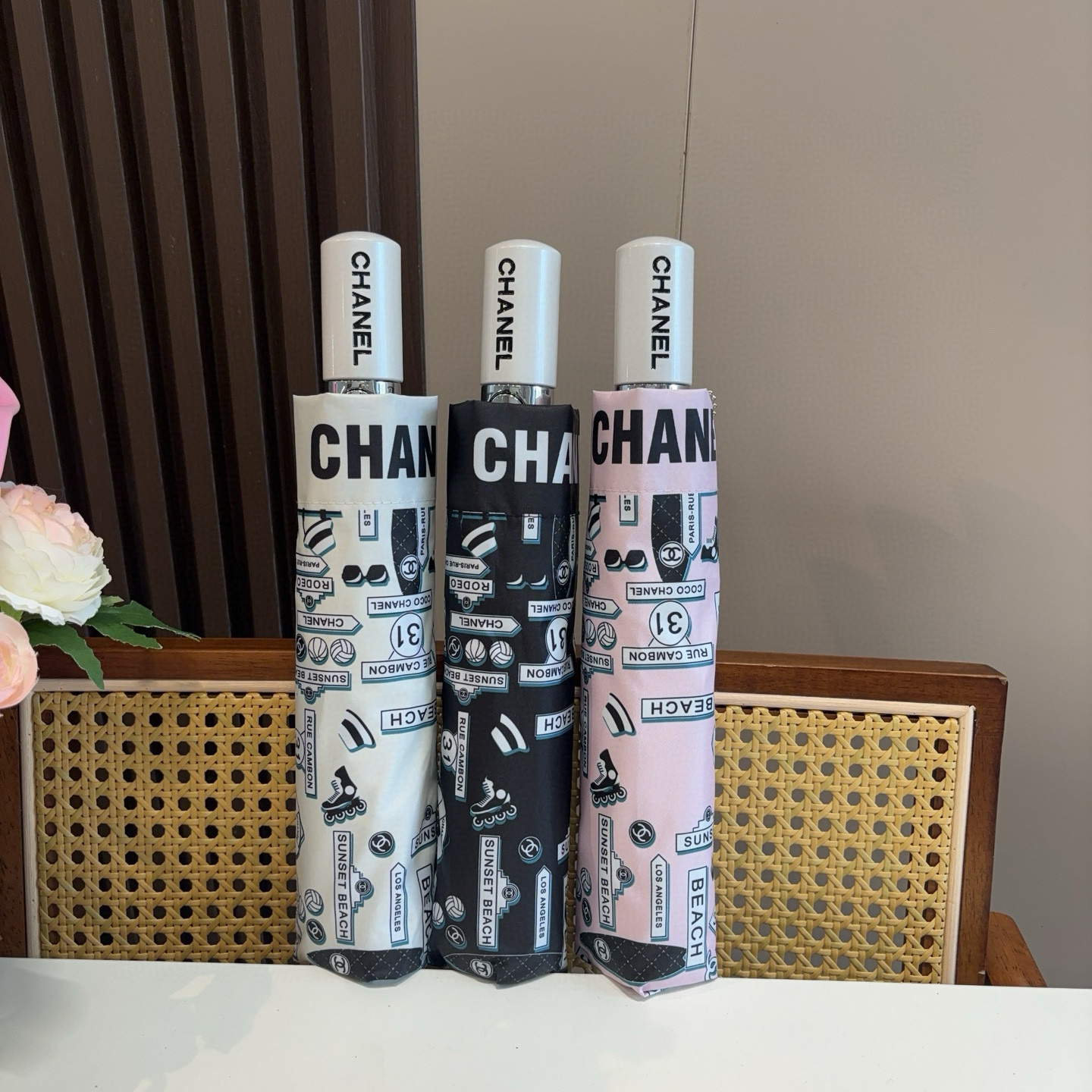  CHANEL（香奈儿）三折自动折叠晴雨伞 集合香奈儿灵魂LOGO为一体的设计风格高雅奢华 带在身上带来