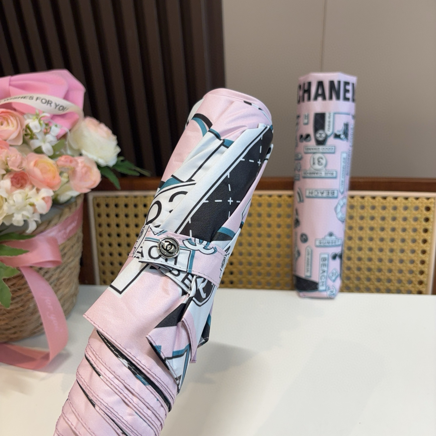  CHANEL（香奈儿）三折自动折叠晴雨伞 集合香奈儿灵魂LOGO为一体的设计风格高雅奢华 带在身上带来