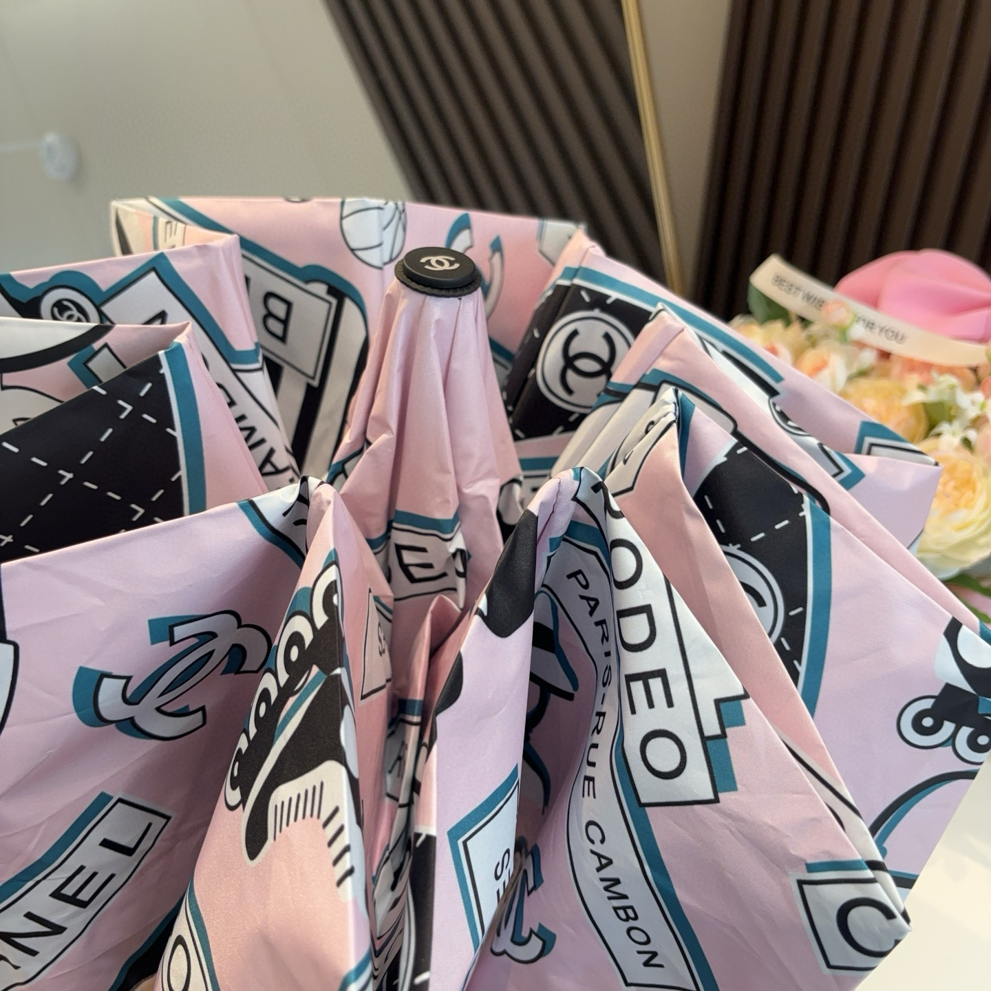  CHANEL（香奈儿）三折自动折叠晴雨伞 集合香奈儿灵魂LOGO为一体的设计风格高雅奢华 带在身上带来