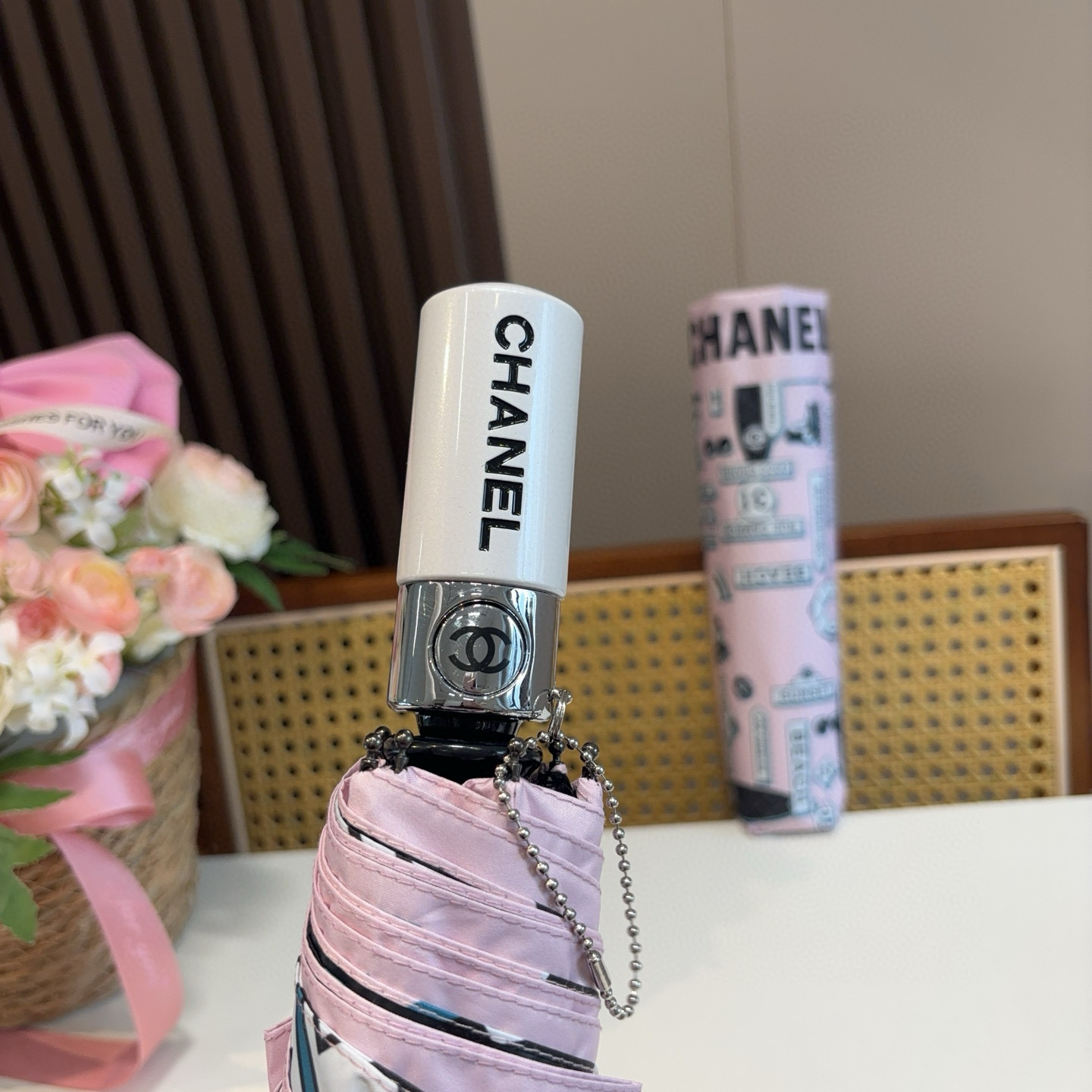  CHANEL（香奈儿）三折自动折叠晴雨伞 集合香奈儿灵魂LOGO为一体的设计风格高雅奢华 带在身上带来