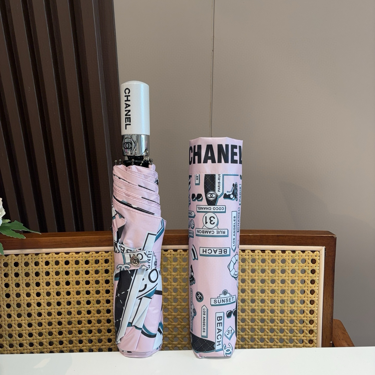  CHANEL（香奈儿）三折自动折叠晴雨伞 集合香奈儿灵魂LOGO为一体的设计风格高雅奢华 带在身上带来