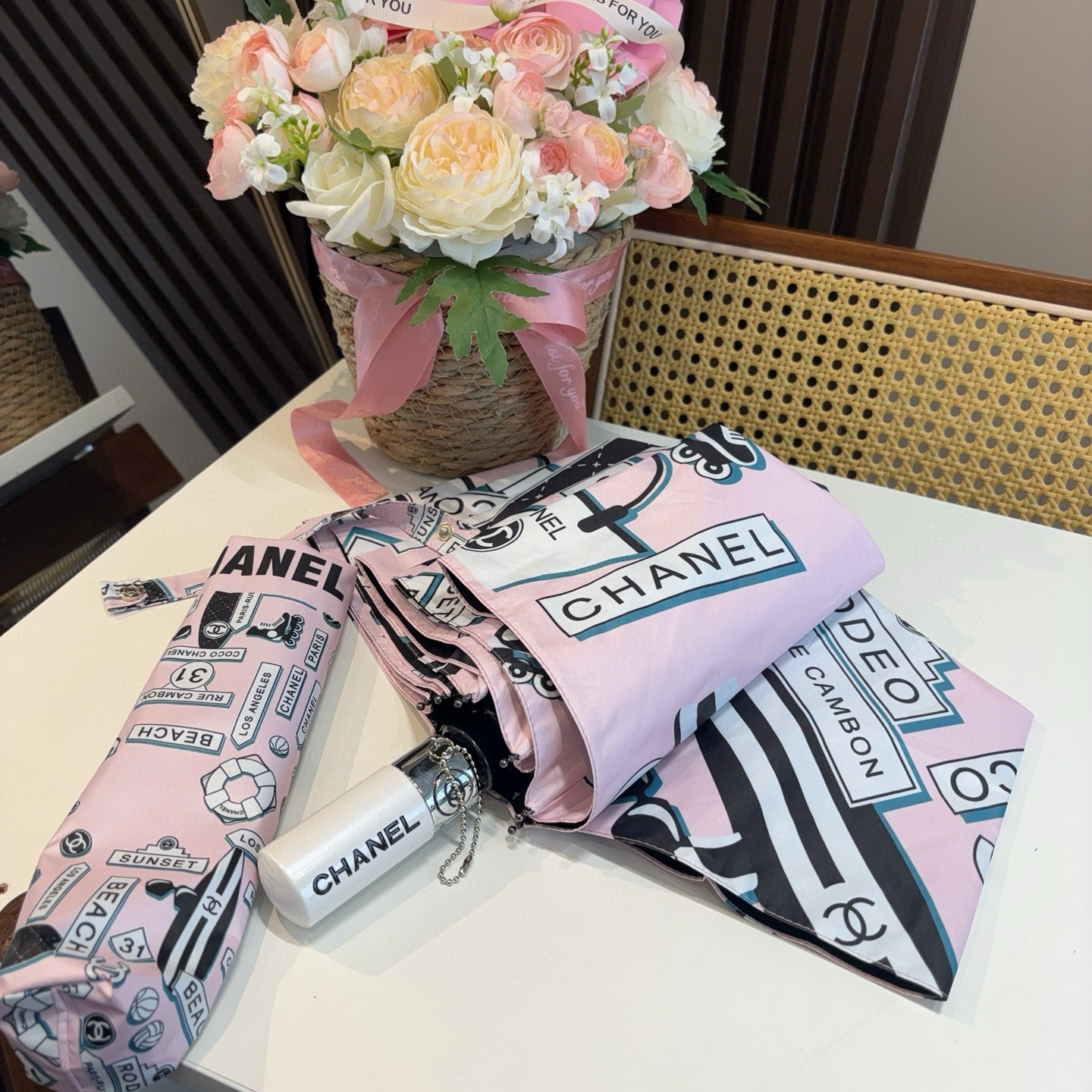  CHANEL（香奈儿）三折自动折叠晴雨伞 集合香奈儿灵魂LOGO为一体的设计风格高雅奢华 带在身上带来