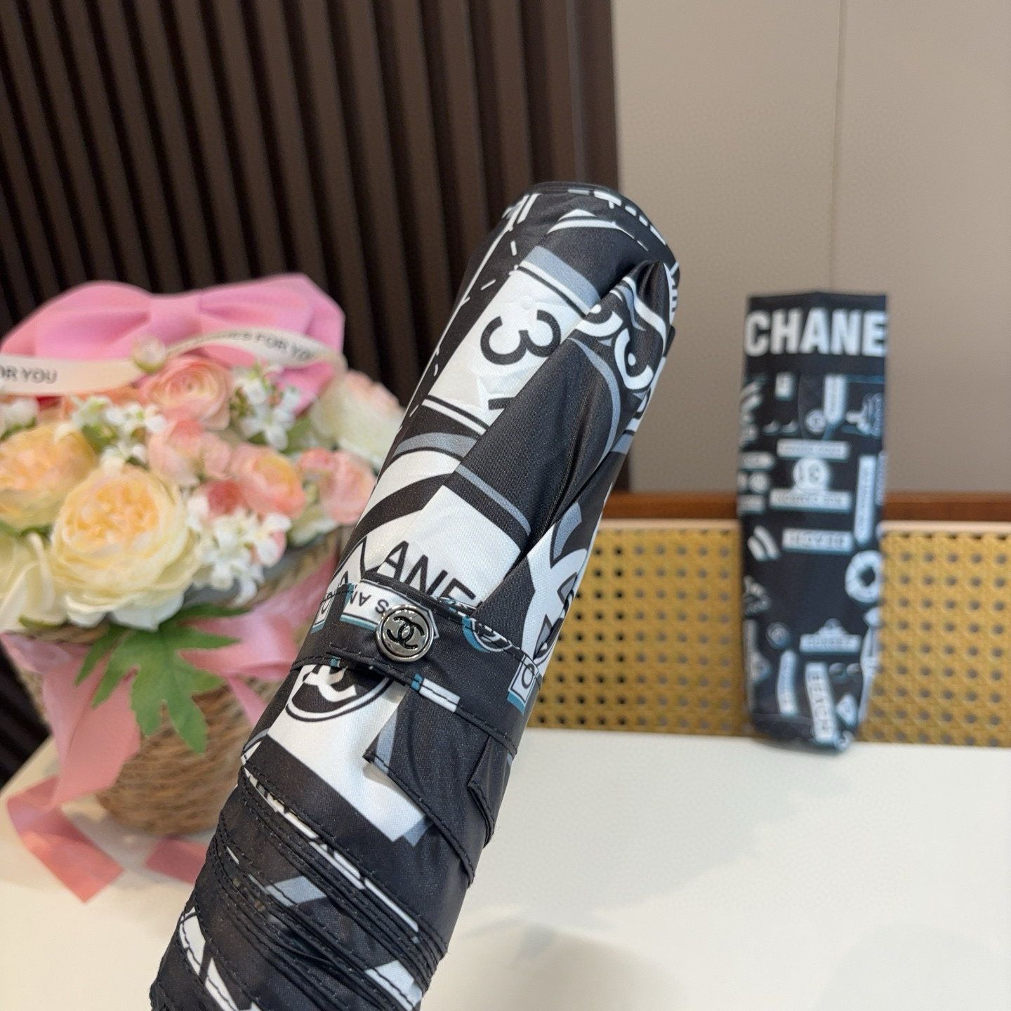  CHANEL（香奈儿）三折自动折叠晴雨伞 集合香奈儿灵魂LOGO为一体的设计风格高雅奢华 带在身上带来