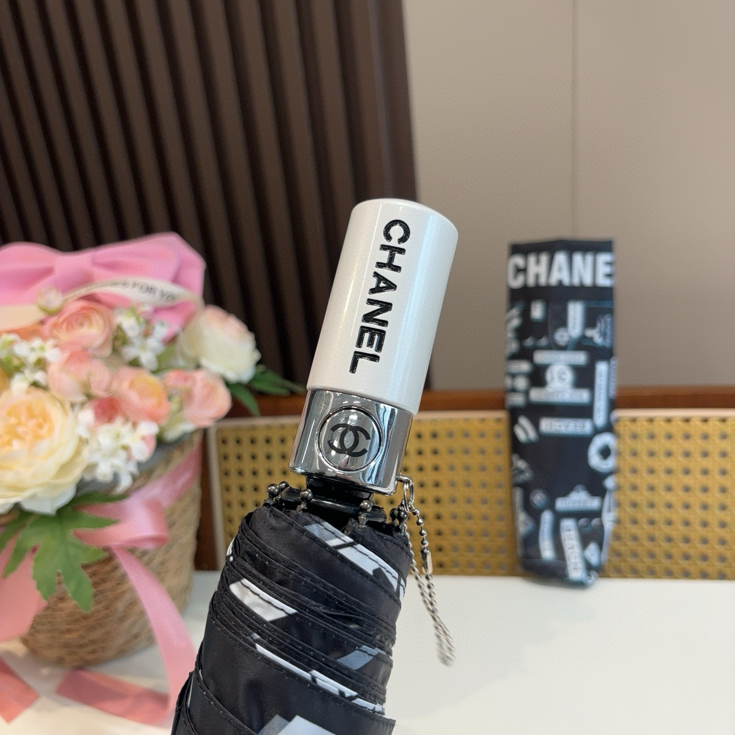  CHANEL（香奈儿）三折自动折叠晴雨伞 集合香奈儿灵魂LOGO为一体的设计风格高雅奢华 带在身上带来