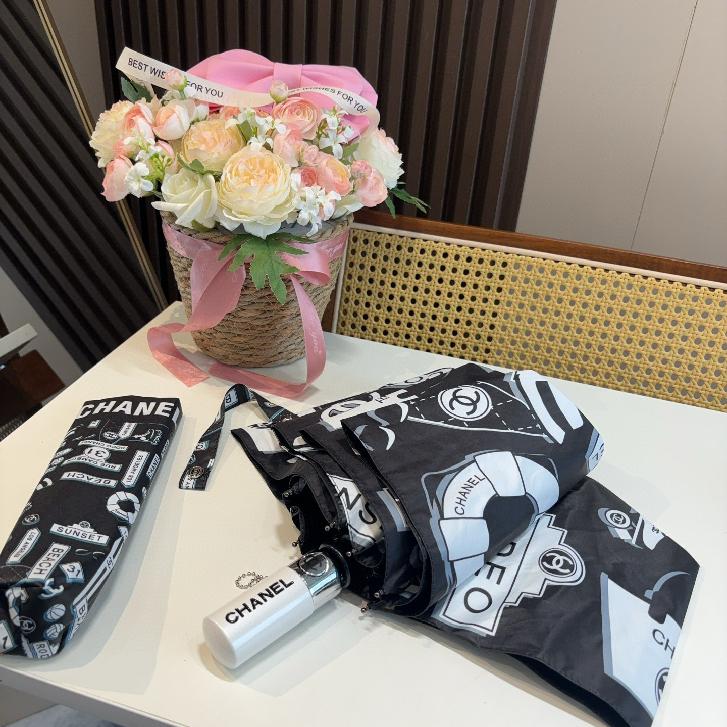  CHANEL（香奈儿）三折自动折叠晴雨伞 集合香奈儿灵魂LOGO为一体的设计风格高雅奢华 带在身上带来