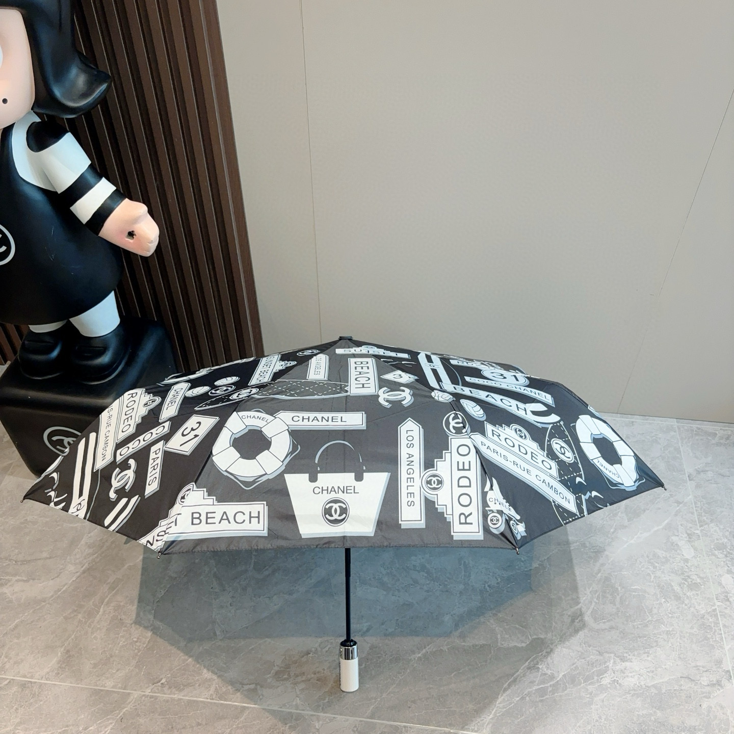  CHANEL（香奈儿）三折自动折叠晴雨伞 集合香奈儿灵魂LOGO为一体的设计风格高雅奢华 带在身上带来