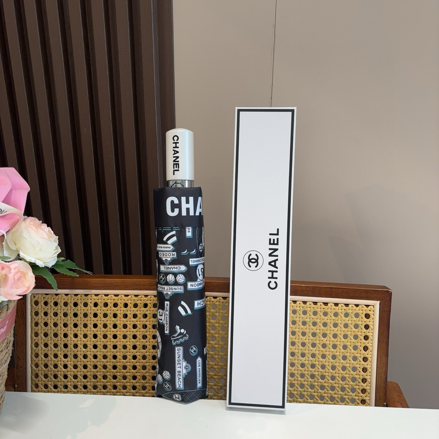  CHANEL（香奈儿）三折自动折叠晴雨伞 集合香奈儿灵魂LOGO为一体的设计风格高雅奢华 带在身上带来