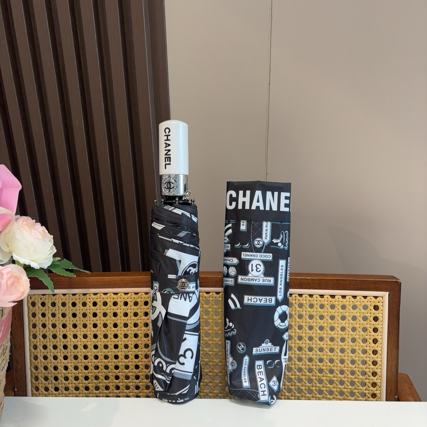  CHANEL（香奈儿）三折自动折叠晴雨伞 集合香奈儿灵魂LOGO为一体的设计风格高雅奢华 带在身上带来