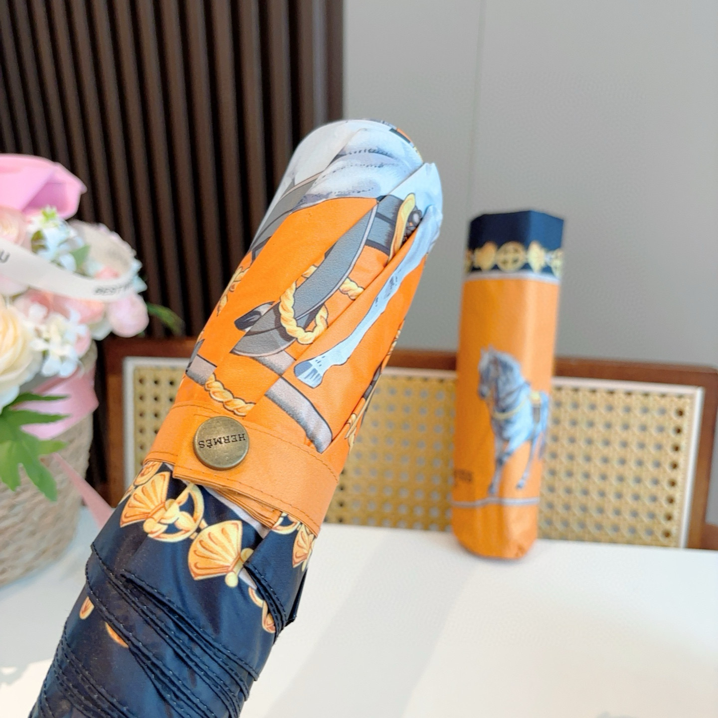 爱马仕（Hermès）   新款 极品H家三折自动伞重磅呈现 以其精湛的工艺技术和源源不断的想像力 新涂
