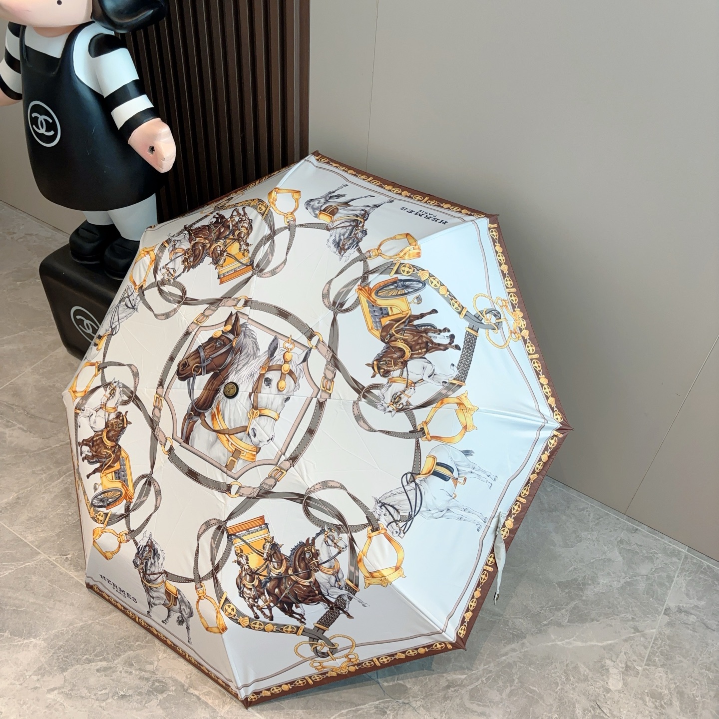 爱马仕（Hermès）   新款 极品H家三折自动伞重磅呈现 以其精湛的工艺技术和源源不断的想像力 新涂