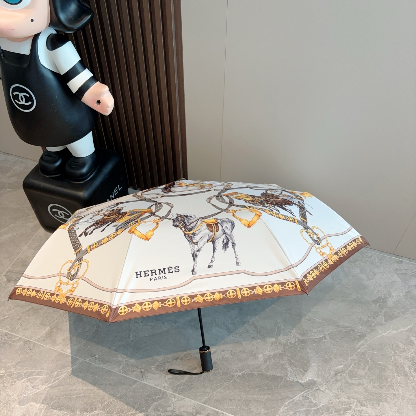 爱马仕（Hermès）   新款 极品H家三折自动伞重磅呈现 以其精湛的工艺技术和源源不断的想像力 新涂