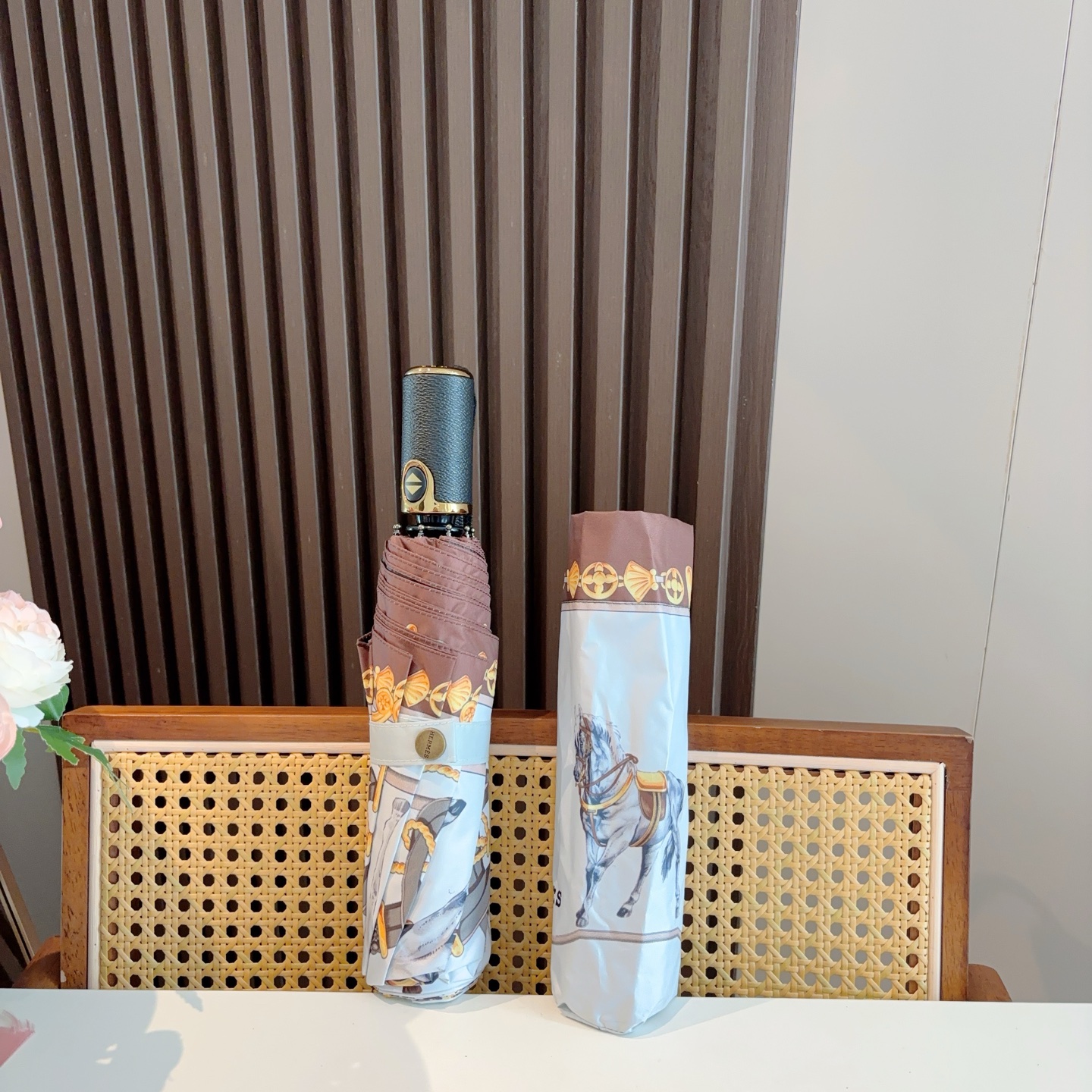 爱马仕（Hermès）   新款 极品H家三折自动伞重磅呈现 以其精湛的工艺技术和源源不断的想像力 新涂