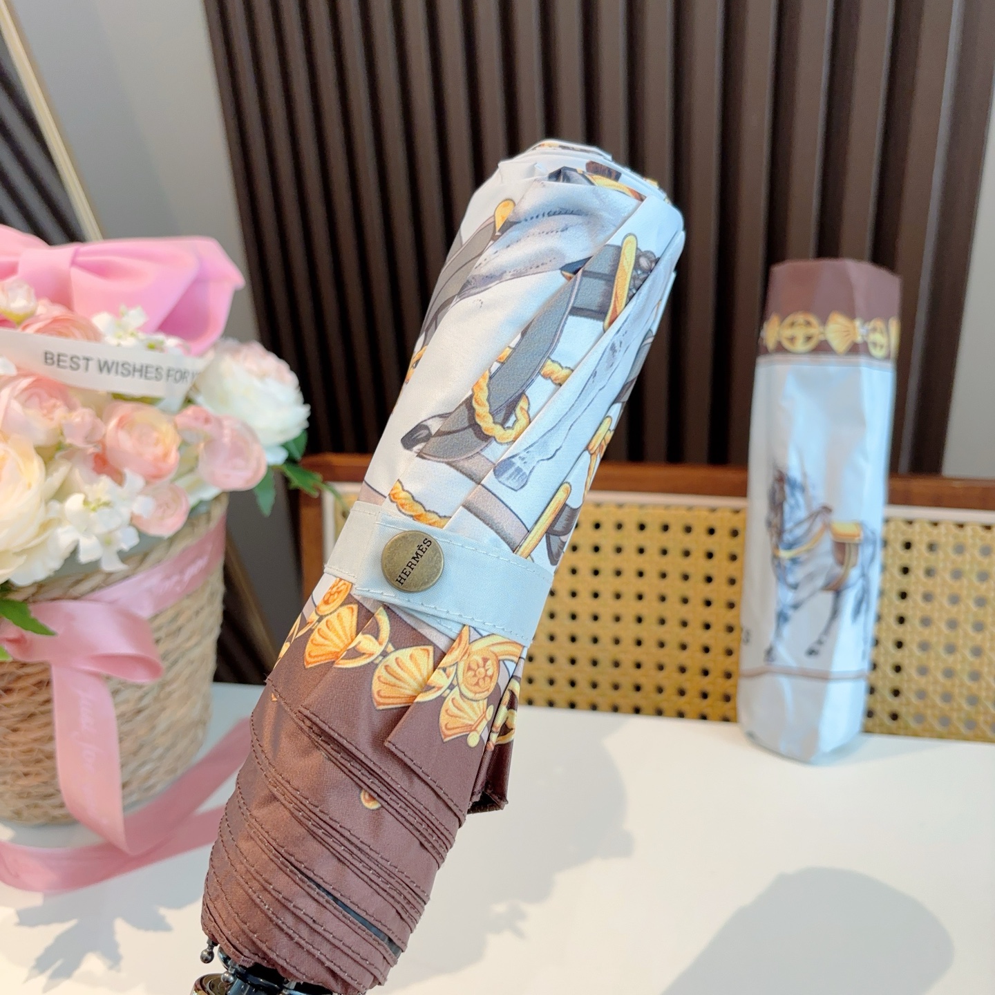 爱马仕（Hermès）   新款 极品H家三折自动伞重磅呈现 以其精湛的工艺技术和源源不断的想像力 新涂