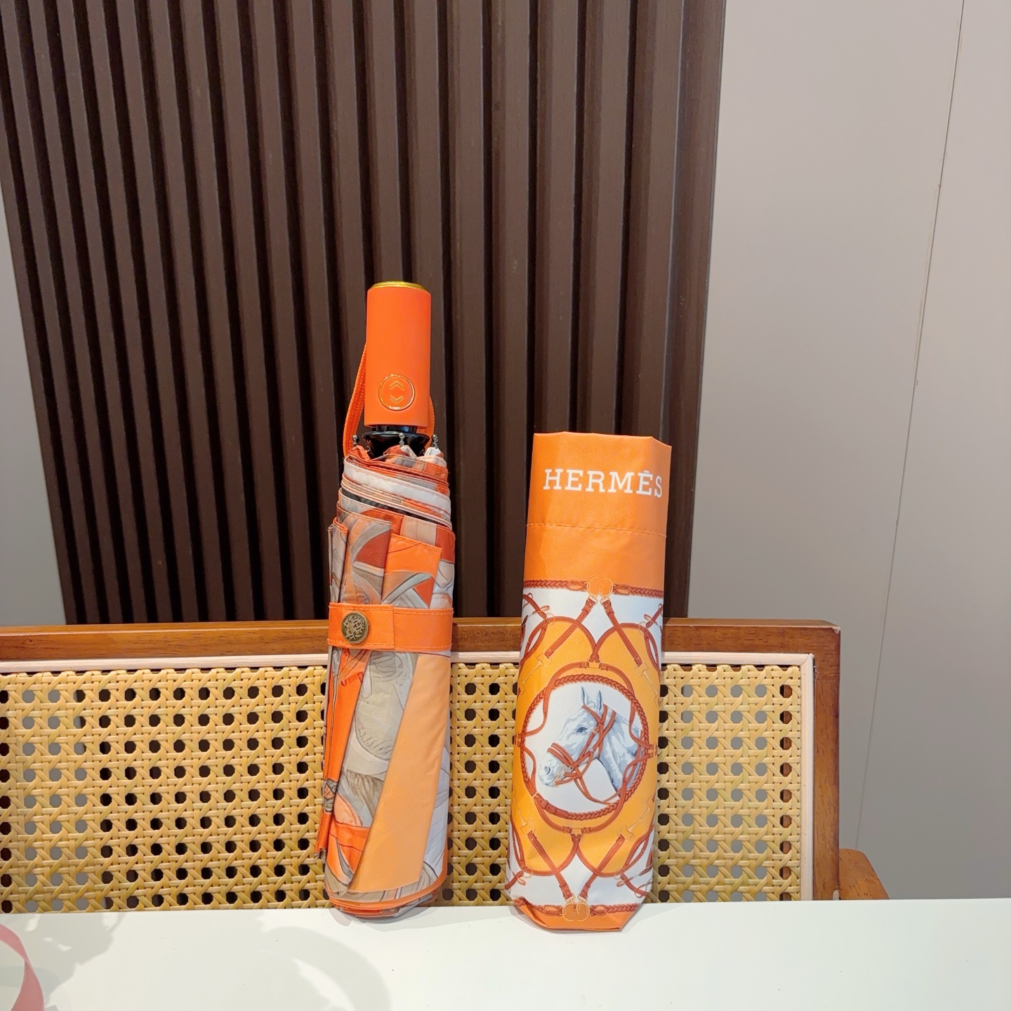 爱马仕（Hermès）   新款 极品H家三折自动伞重磅呈现 以其精湛的工艺技术和源源不断的想像力 新涂