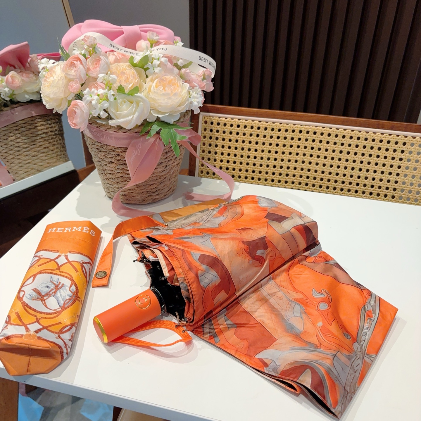 爱马仕（Hermès）   新款 极品H家三折自动伞重磅呈现 以其精湛的工艺技术和源源不断的想像力 新涂