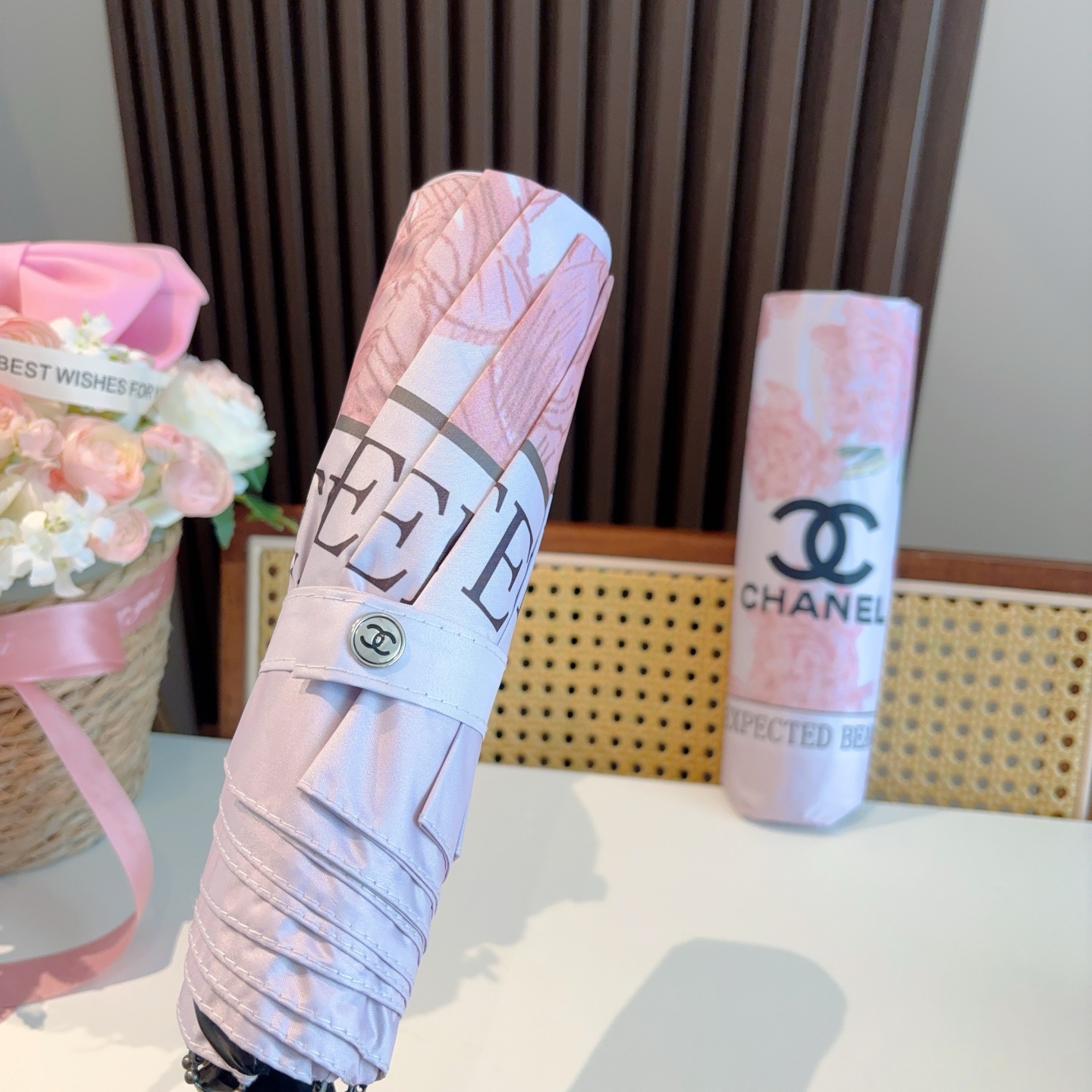  CHANEL（香奈儿）三折自动折叠晴雨伞 集合香奈儿灵魂LOGO为一体的设计风格高雅奢华 带在身上带来