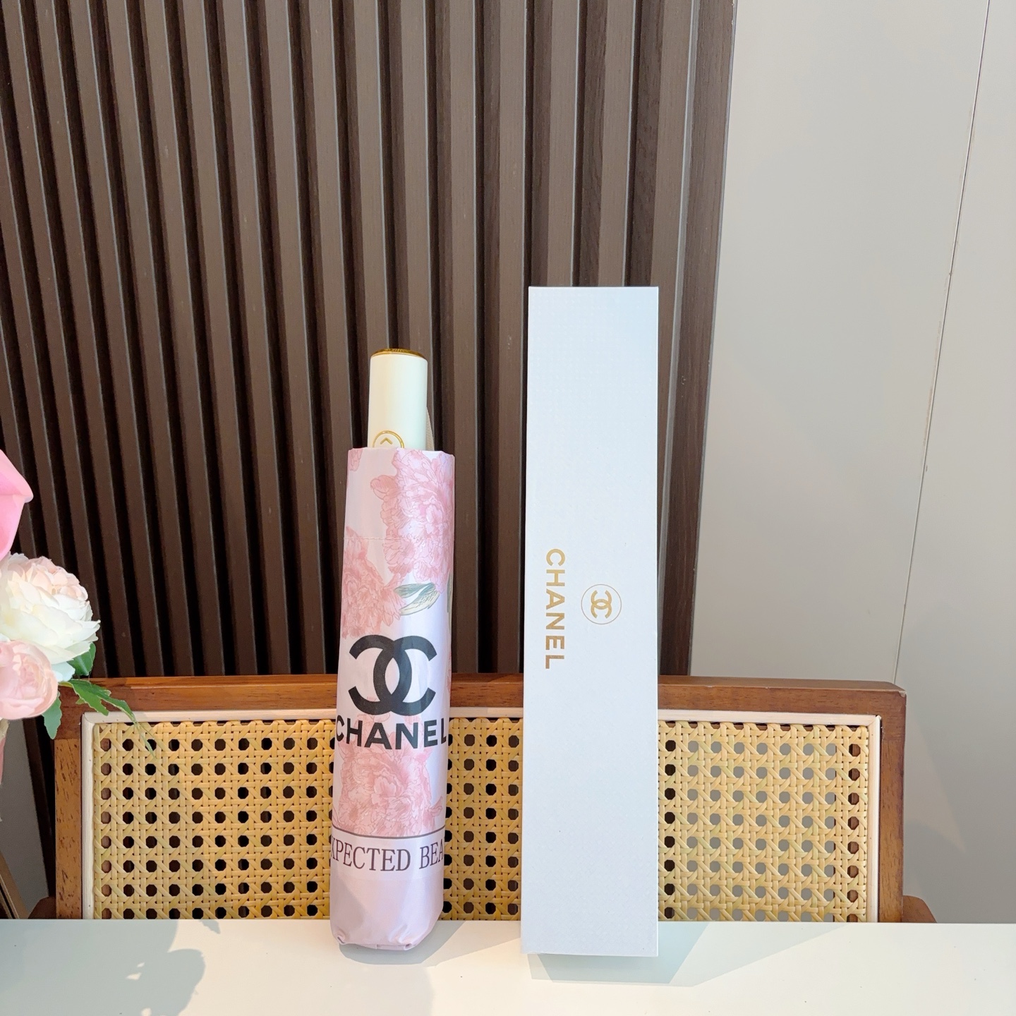 CHANEL（香奈儿）三折自动折叠晴雨伞 集合香奈儿灵魂LOGO为一体的设计风格高雅奢华 带在身上带来
