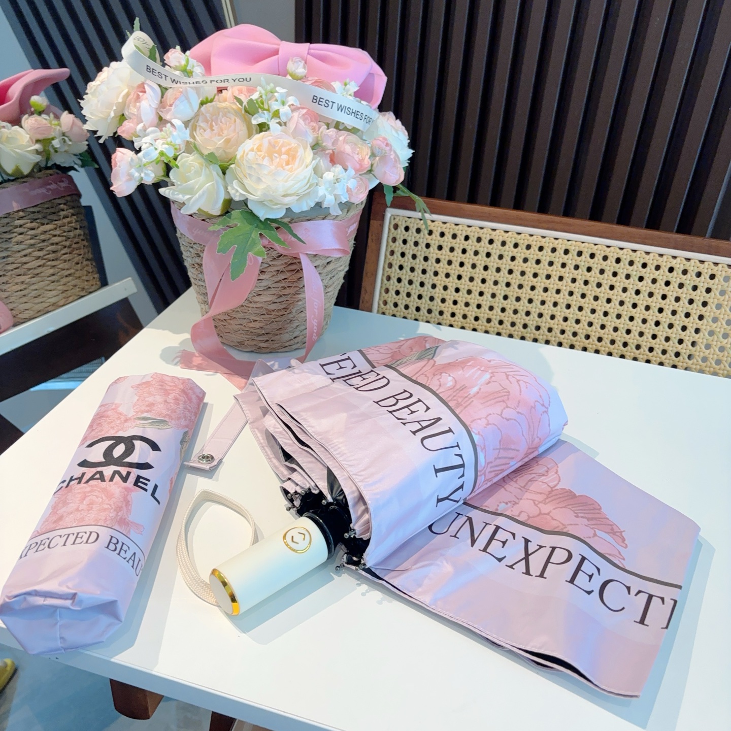  CHANEL（香奈儿）三折自动折叠晴雨伞 集合香奈儿灵魂LOGO为一体的设计风格高雅奢华 带在身上带来