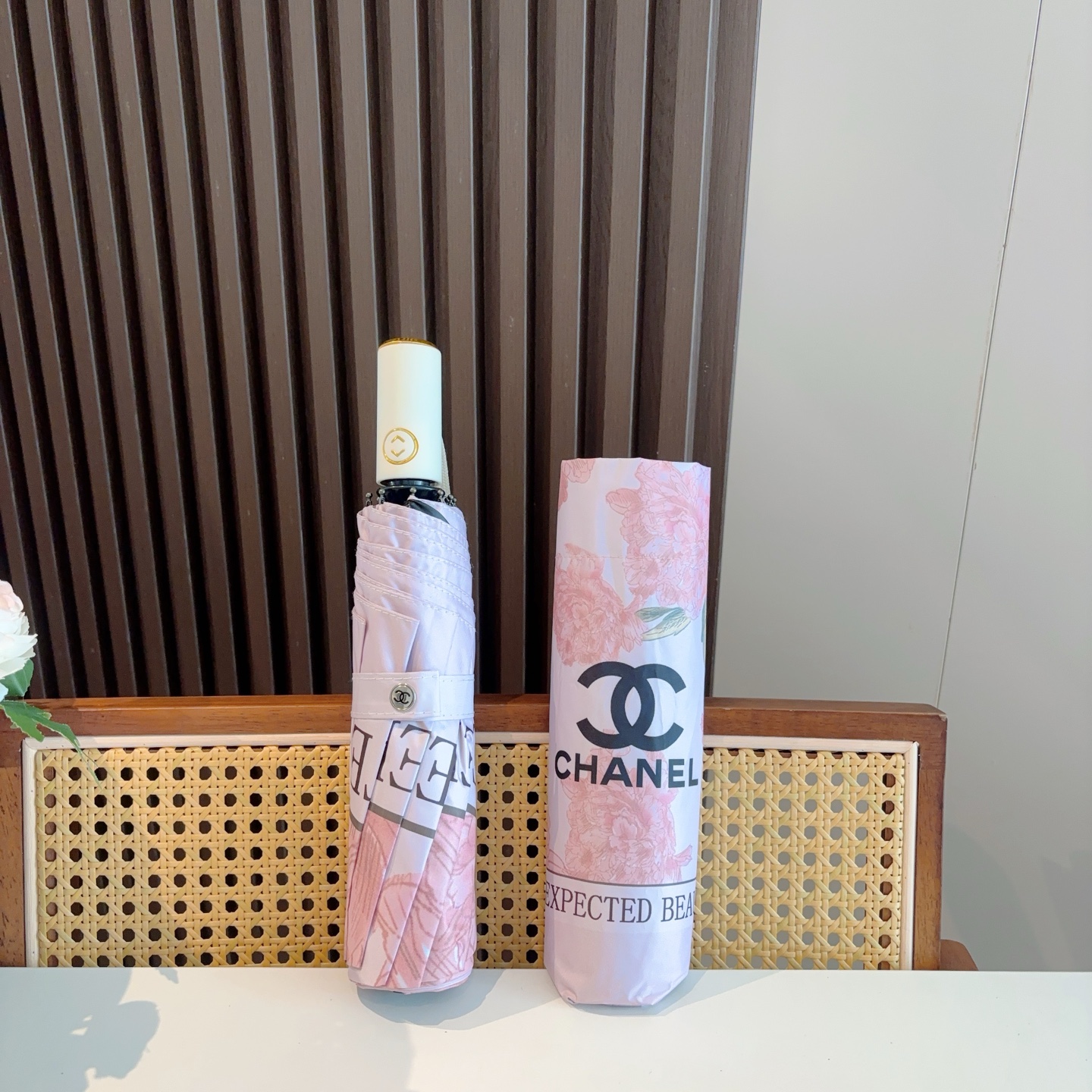  CHANEL（香奈儿）三折自动折叠晴雨伞 集合香奈儿灵魂LOGO为一体的设计风格高雅奢华 带在身上带来