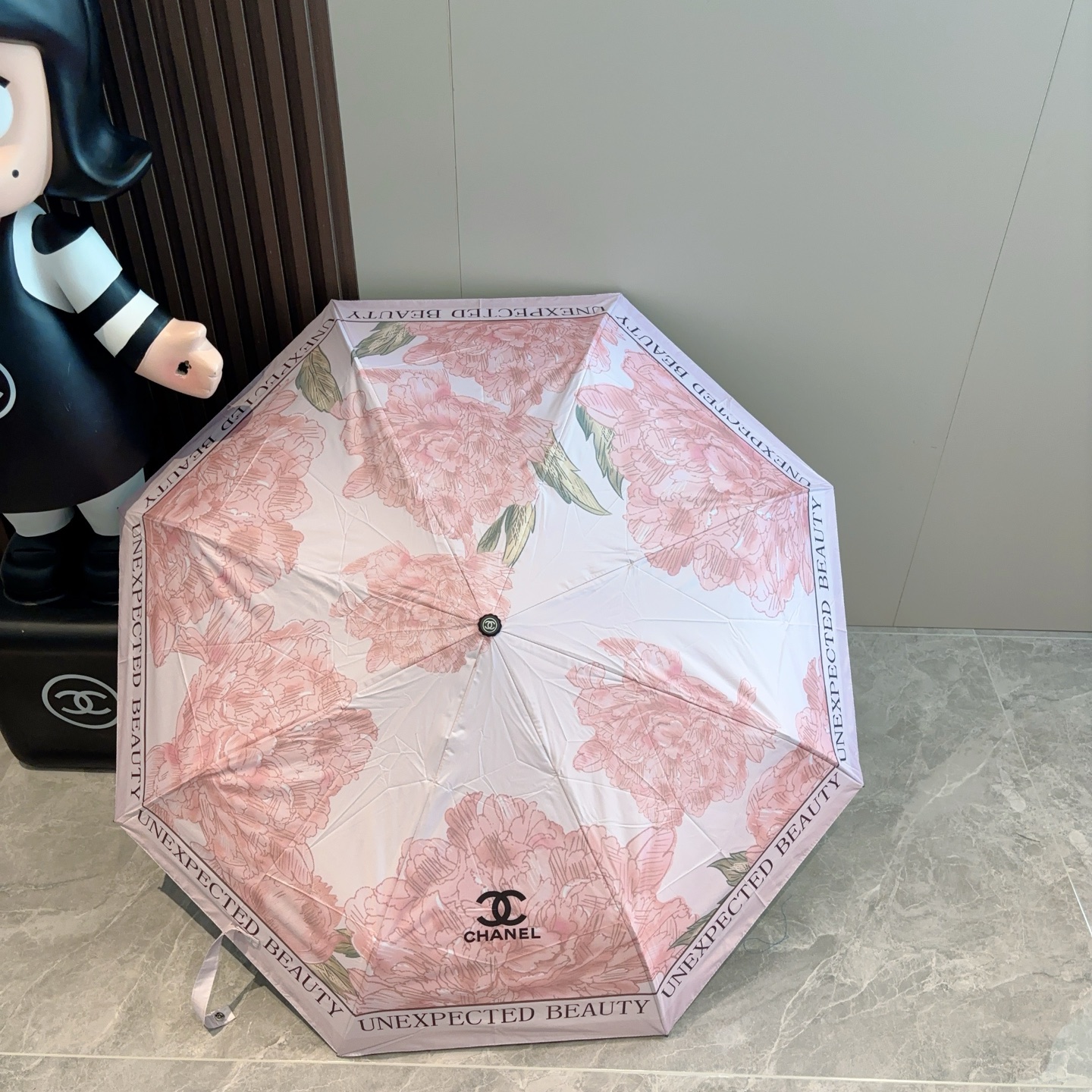  CHANEL（香奈儿）三折自动折叠晴雨伞 集合香奈儿灵魂LOGO为一体的设计风格高雅奢华 带在身上带来