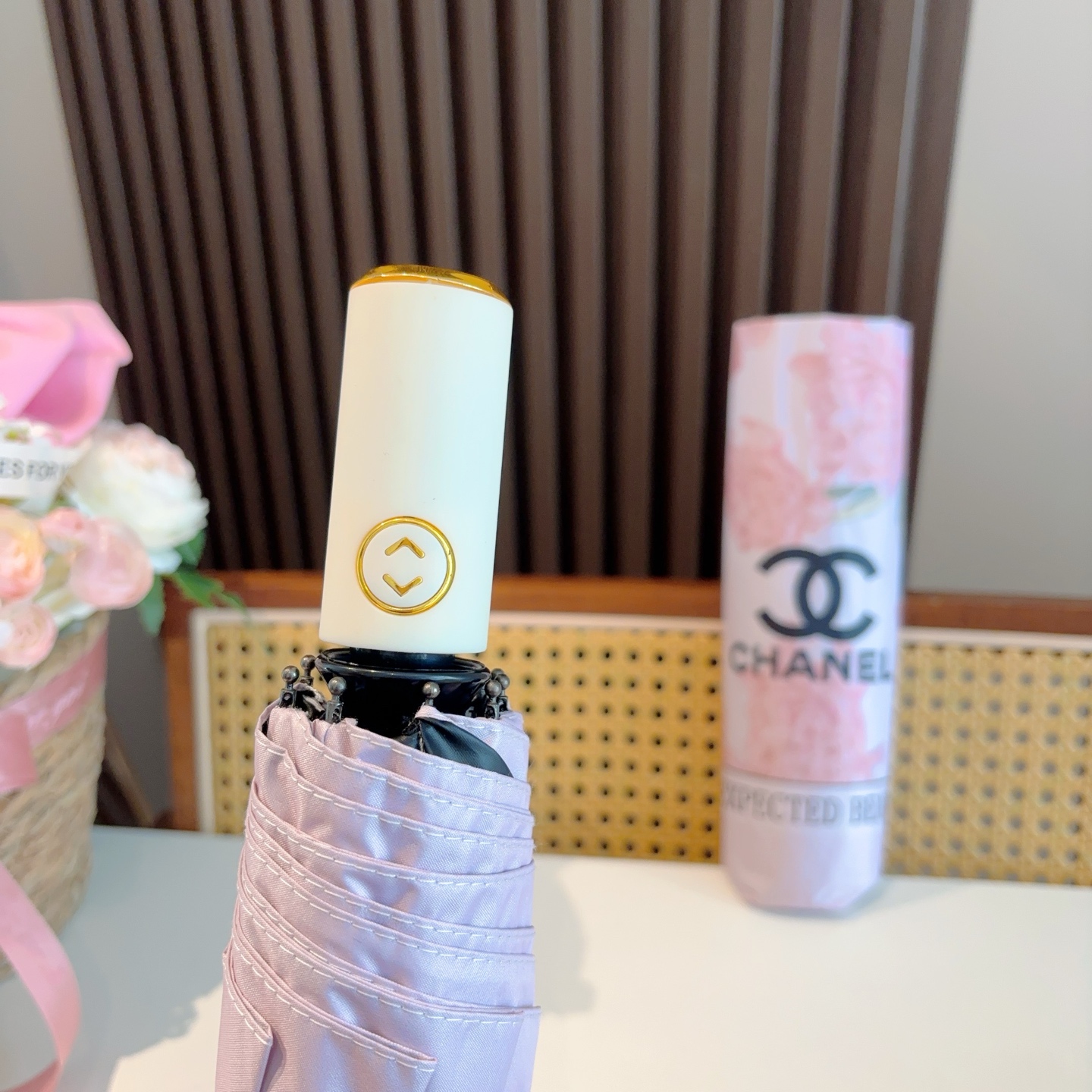  CHANEL（香奈儿）三折自动折叠晴雨伞 集合香奈儿灵魂LOGO为一体的设计风格高雅奢华 带在身上带来