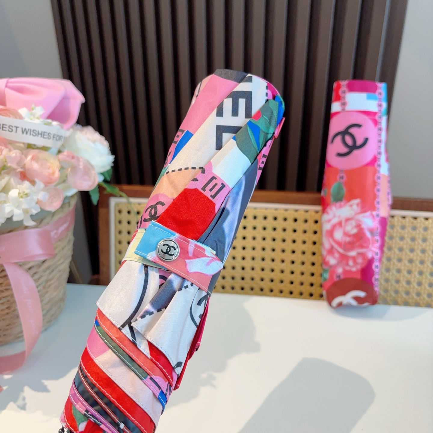  CHANEL（香奈儿）三折自动折叠晴雨伞 集合香奈儿灵魂LOGO为一体的设计风格高雅奢华 带在身上带来