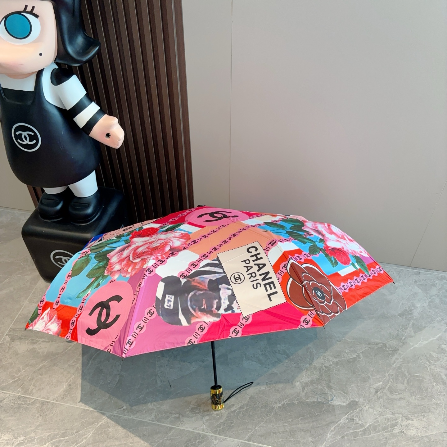  CHANEL（香奈儿）三折自动折叠晴雨伞 集合香奈儿灵魂LOGO为一体的设计风格高雅奢华 带在身上带来