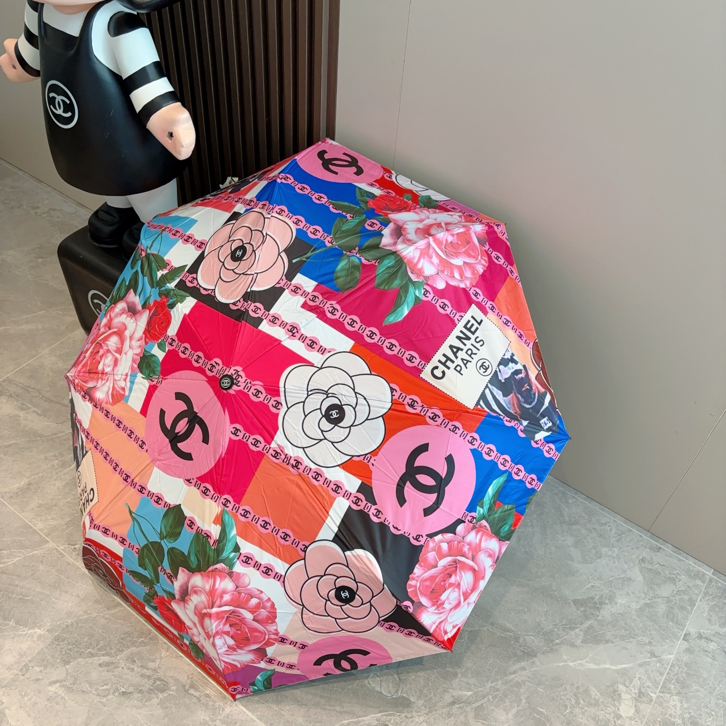  CHANEL（香奈儿）三折自动折叠晴雨伞 集合香奈儿灵魂LOGO为一体的设计风格高雅奢华 带在身上带来