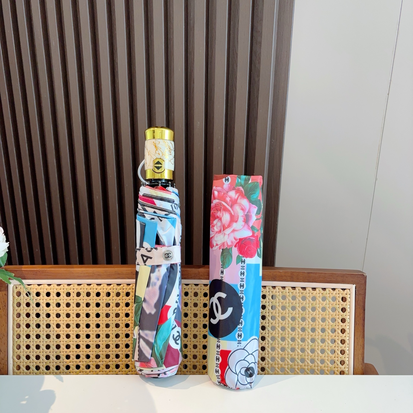  CHANEL（香奈儿）三折自动折叠晴雨伞 集合香奈儿灵魂LOGO为一体的设计风格高雅奢华 带在身上带来