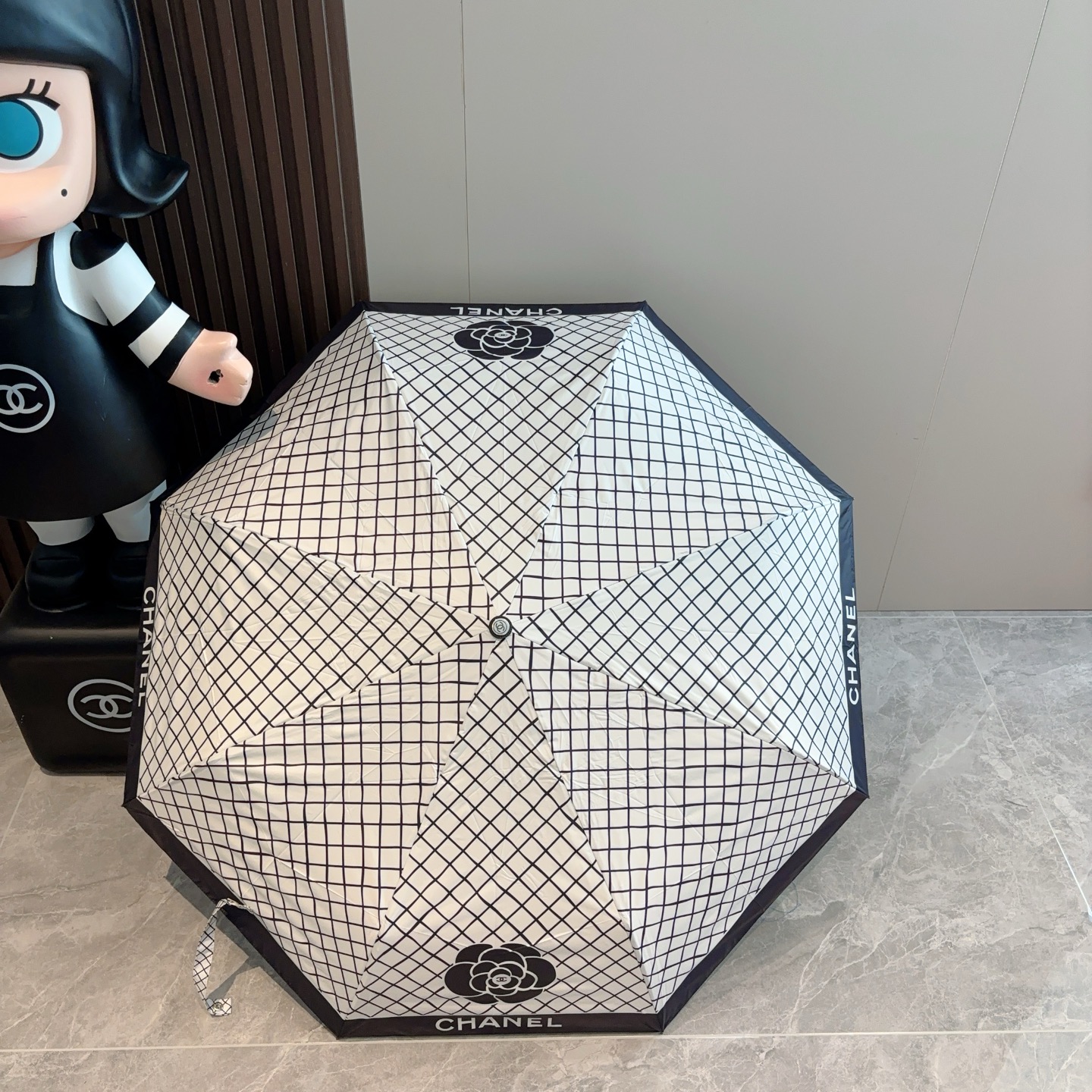 CHANEL（香奈儿）三折自动折叠晴雨伞 集合香奈儿灵魂LOGO为一体的设计风格高雅奢华 带在身上带来