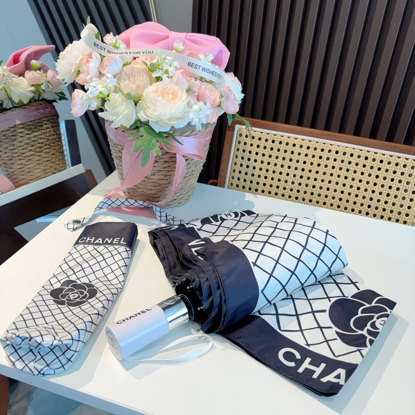  CHANEL（香奈儿）三折自动折叠晴雨伞 集合香奈儿灵魂LOGO为一体的设计风格高雅奢华 带在身上带来