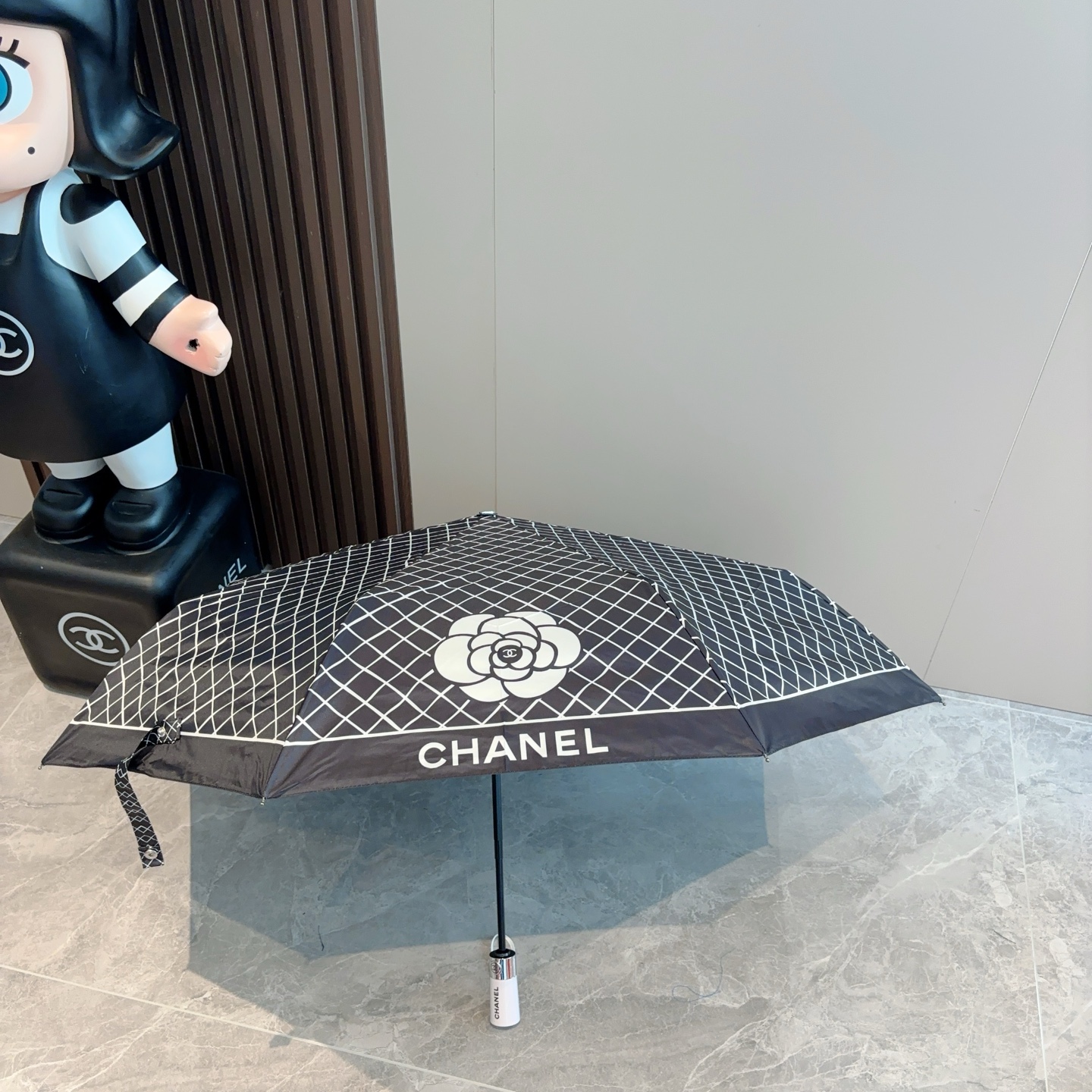  CHANEL（香奈儿）三折自动折叠晴雨伞 集合香奈儿灵魂LOGO为一体的设计风格高雅奢华 带在身上带来