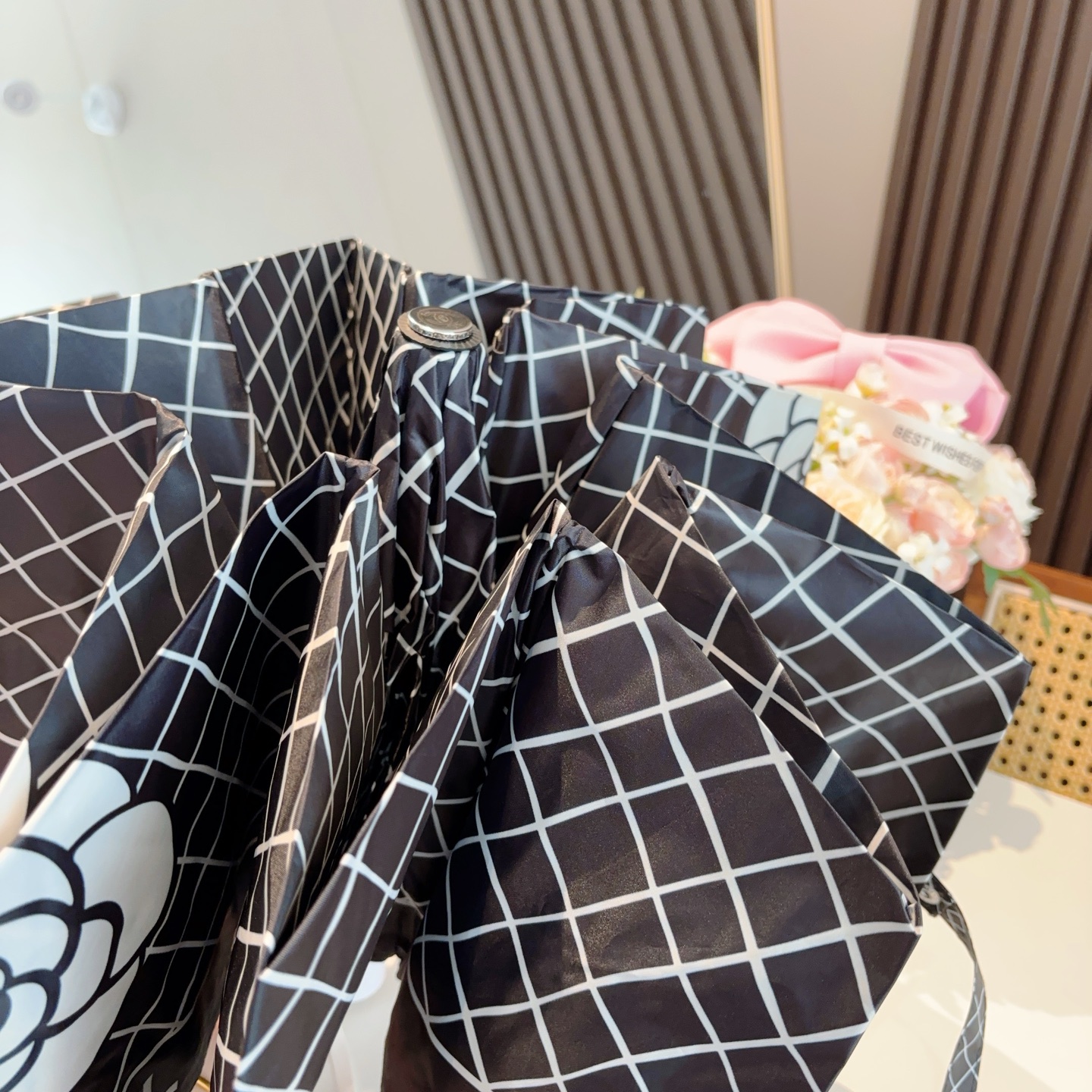  CHANEL（香奈儿）三折自动折叠晴雨伞 集合香奈儿灵魂LOGO为一体的设计风格高雅奢华 带在身上带来
