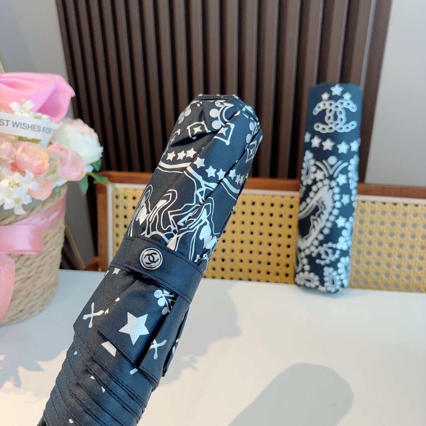  CHANEL（香奈儿）三折自动折叠晴雨伞 集合香奈儿灵魂LOGO为一体的设计风格高雅奢华 带在身上带来