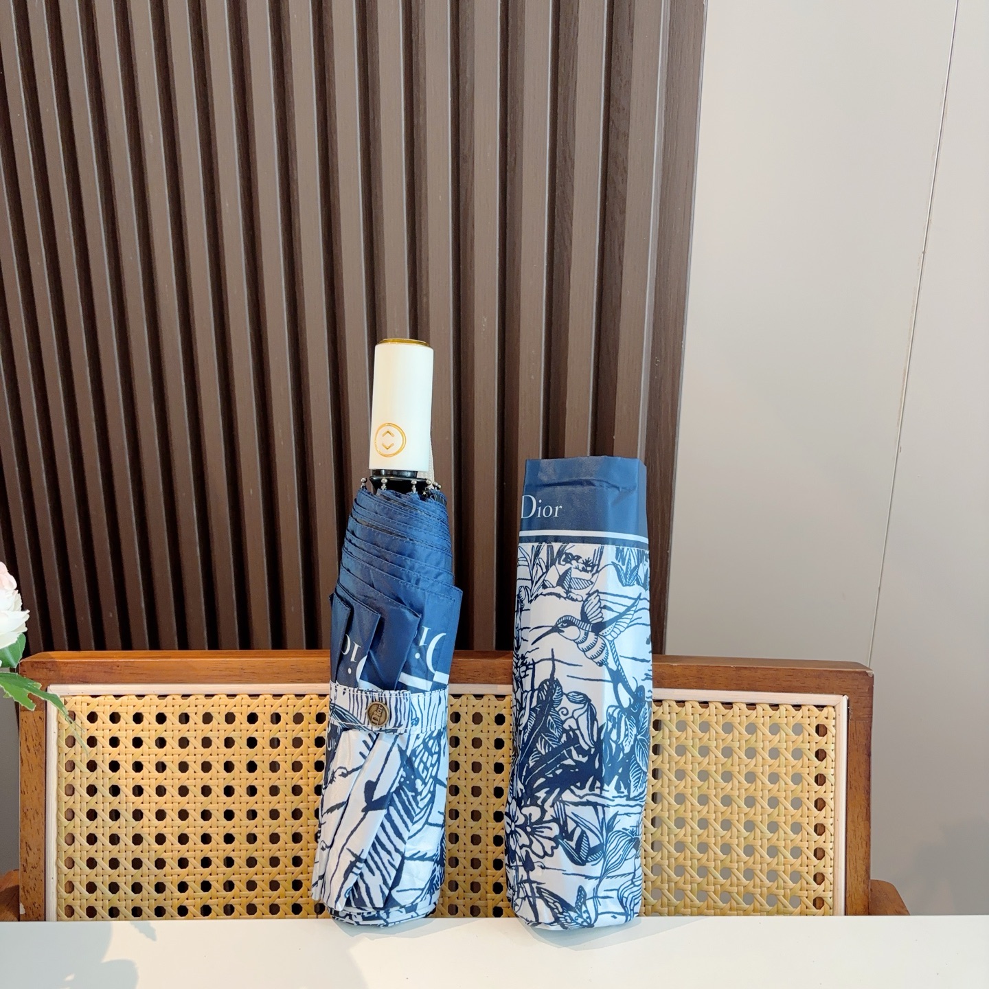  DIOR（迪奥）三折自动折叠晴雨伞  时尚原单代工品质 细节精致 看得见的品质 打破一成不变 色泽纯正