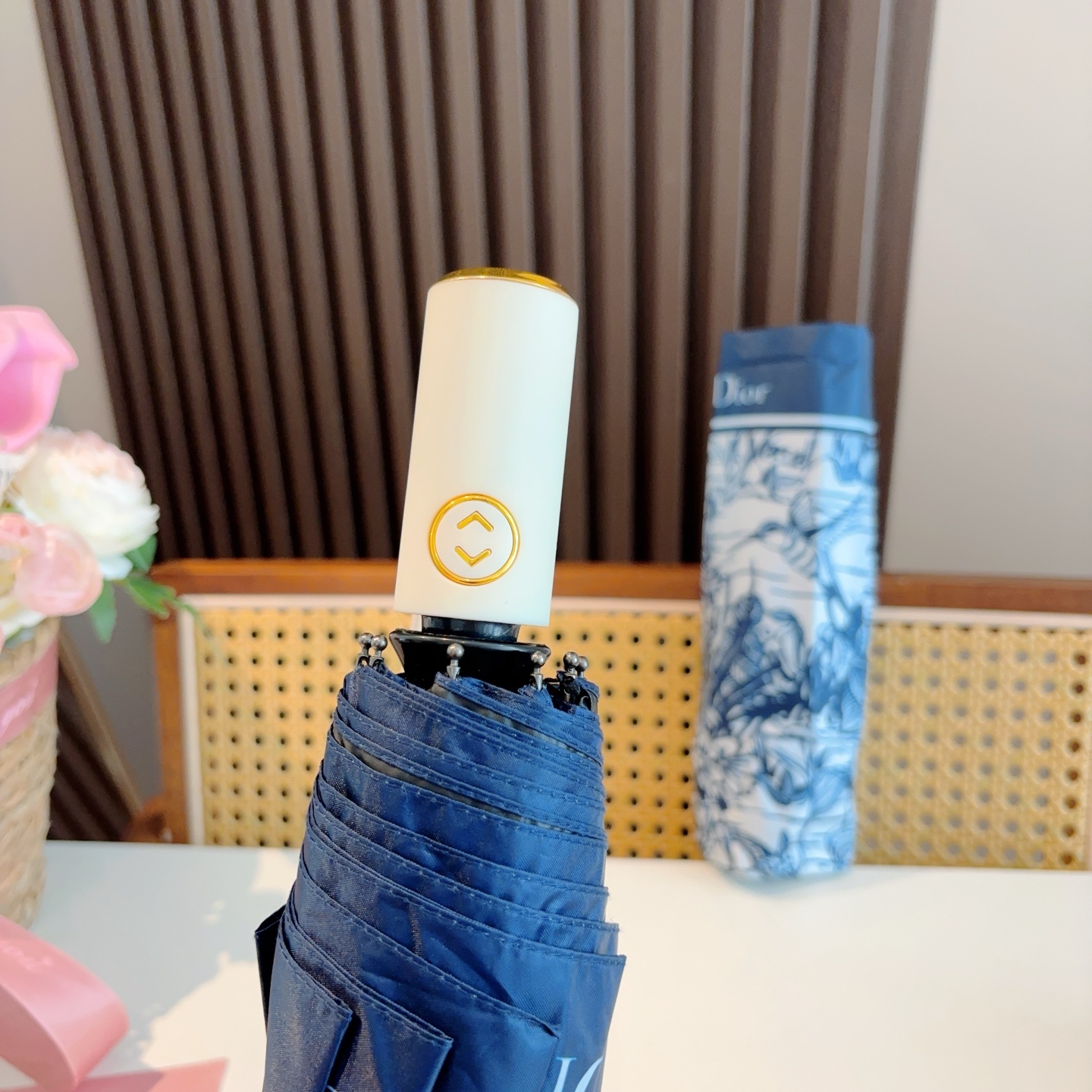  DIOR（迪奥）三折自动折叠晴雨伞  时尚原单代工品质 细节精致 看得见的品质 打破一成不变 色泽纯正