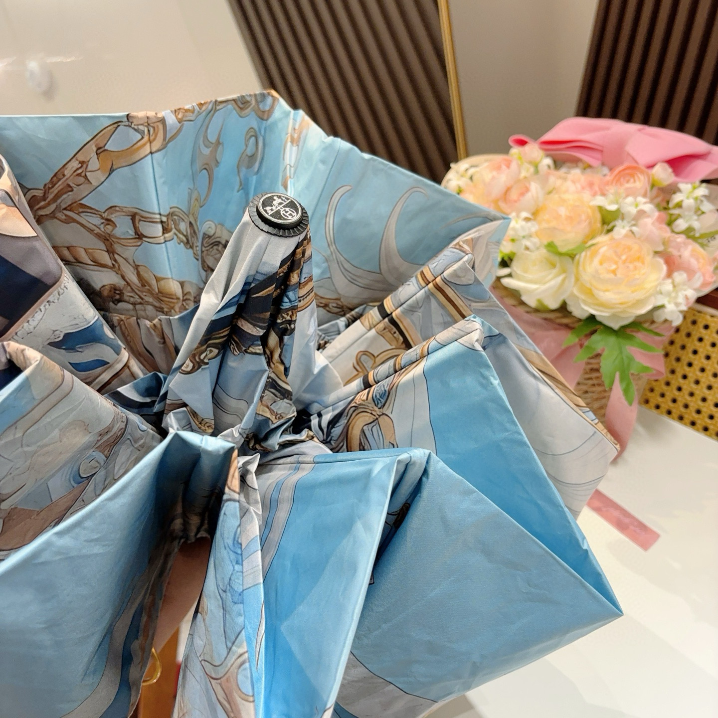 爱马仕（Hermès）   新款 极品H家三折自动伞重磅呈现 以其精湛的工艺技术和源源不断的想像力 新涂
