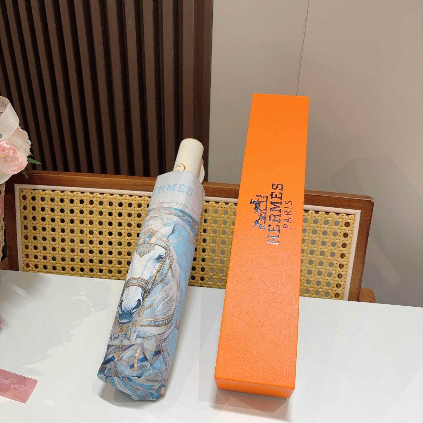 爱马仕（Hermès）   新款 极品H家三折自动伞重磅呈现 以其精湛的工艺技术和源源不断的想像力 新涂