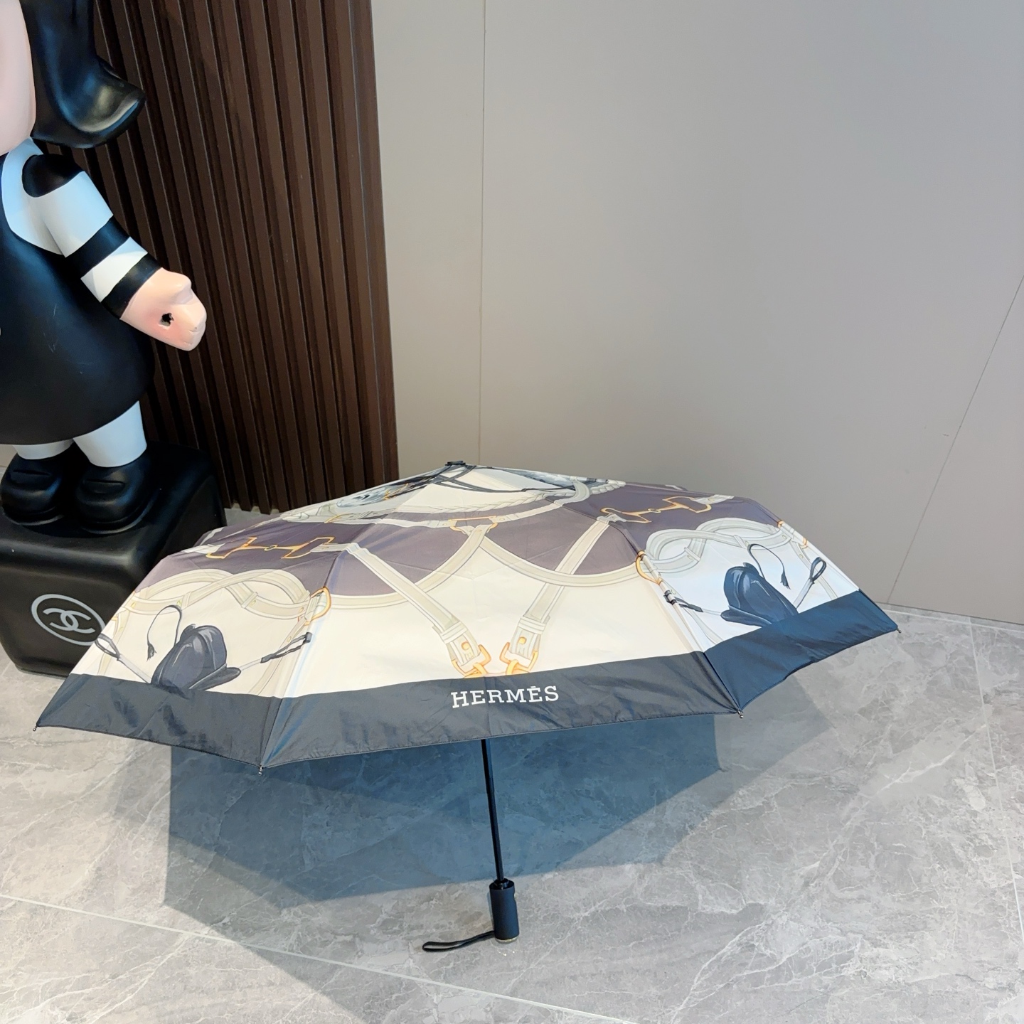 爱马仕（Hermès）   新款 极品H家三折自动伞重磅呈现 以其精湛的工艺技术和源源不断的想像力 新涂