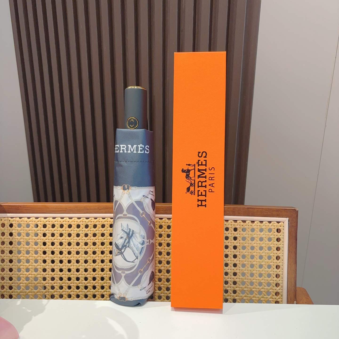 爱马仕（Hermès）   新款 极品H家三折自动伞重磅呈现 以其精湛的工艺技术和源源不断的想像力 新涂