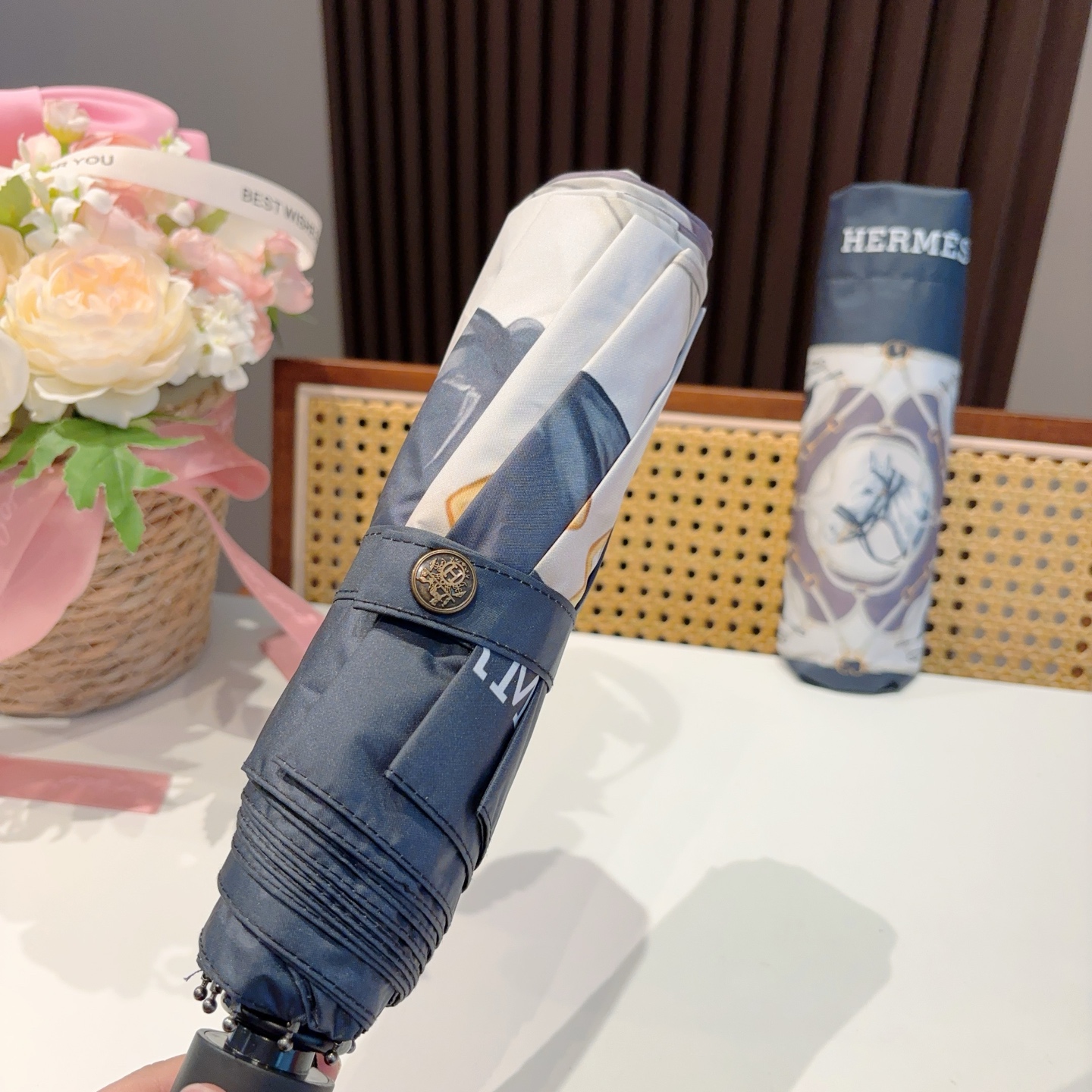 爱马仕（Hermès）   新款 极品H家三折自动伞重磅呈现 以其精湛的工艺技术和源源不断的想像力 新涂