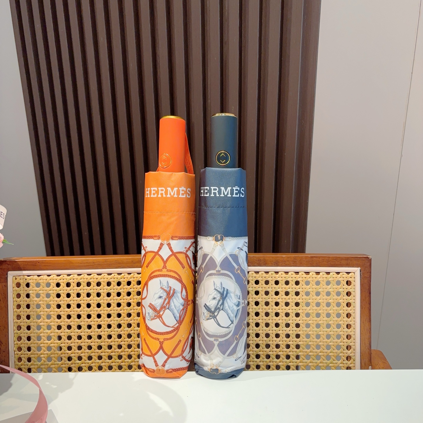 爱马仕（Hermès）   新款 极品H家三折自动伞重磅呈现 以其精湛的工艺技术和源源不断的想像力 新涂
