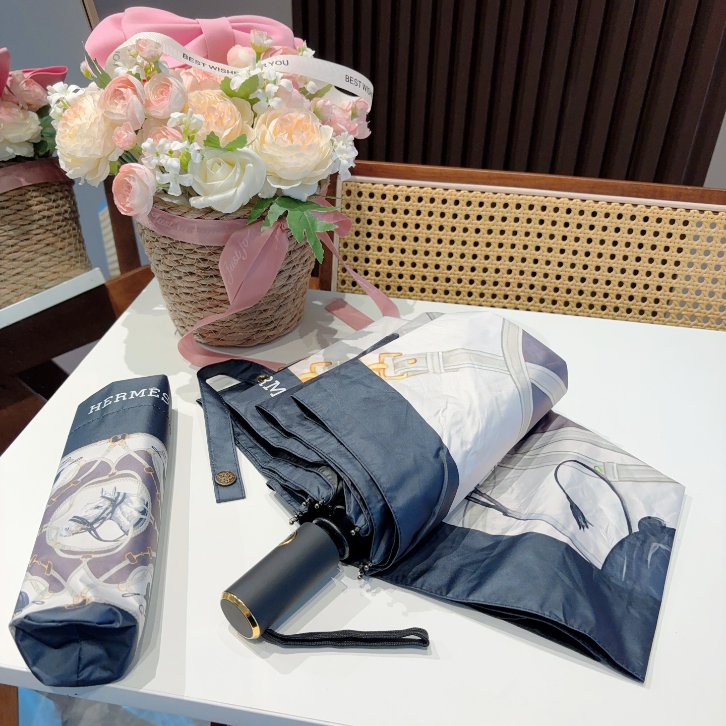 爱马仕（Hermès）   新款 极品H家三折自动伞重磅呈现 以其精湛的工艺技术和源源不断的想像力 新涂