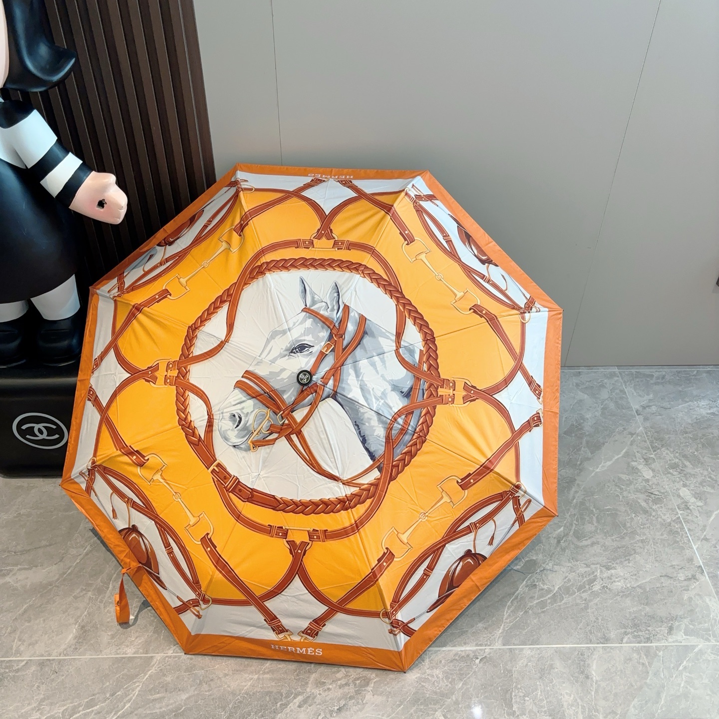 爱马仕（Hermès）   新款 极品H家三折自动伞重磅呈现 以其精湛的工艺技术和源源不断的想像力 新涂