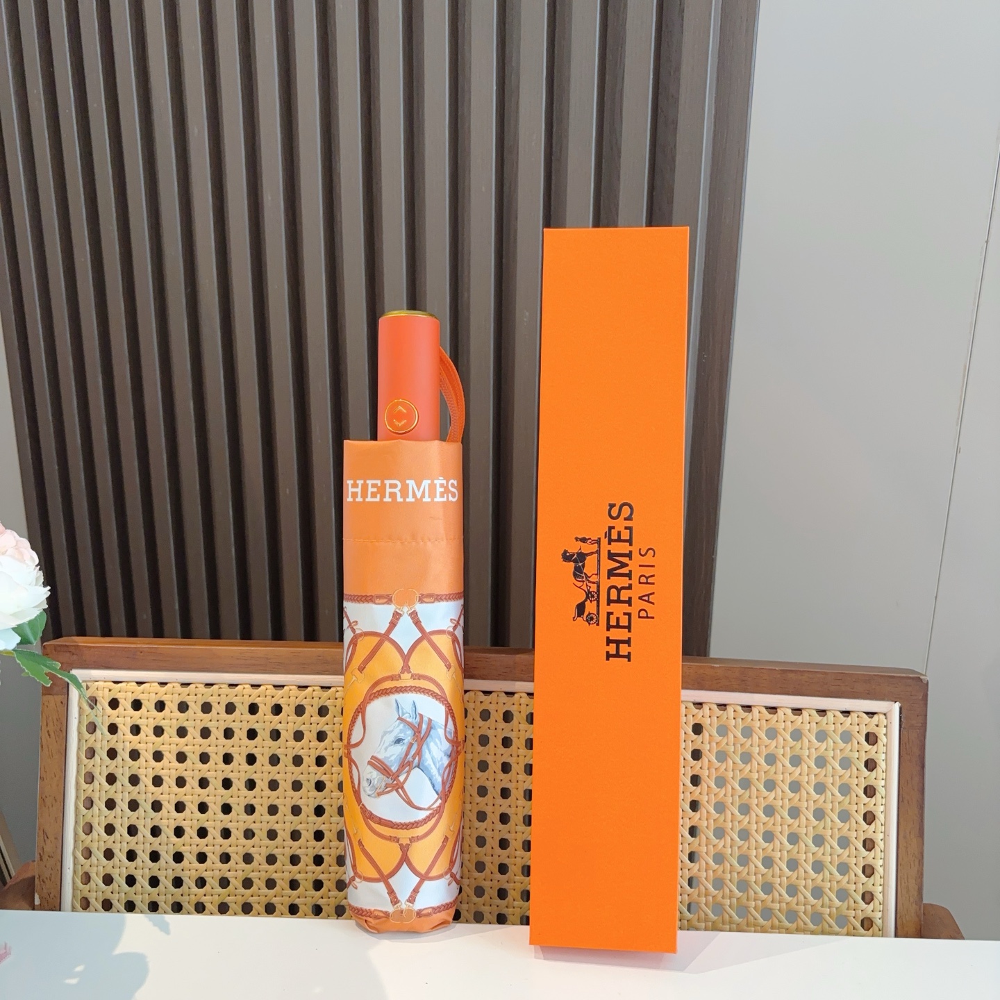 爱马仕（Hermès）   新款 极品H家三折自动伞重磅呈现 以其精湛的工艺技术和源源不断的想像力 新涂