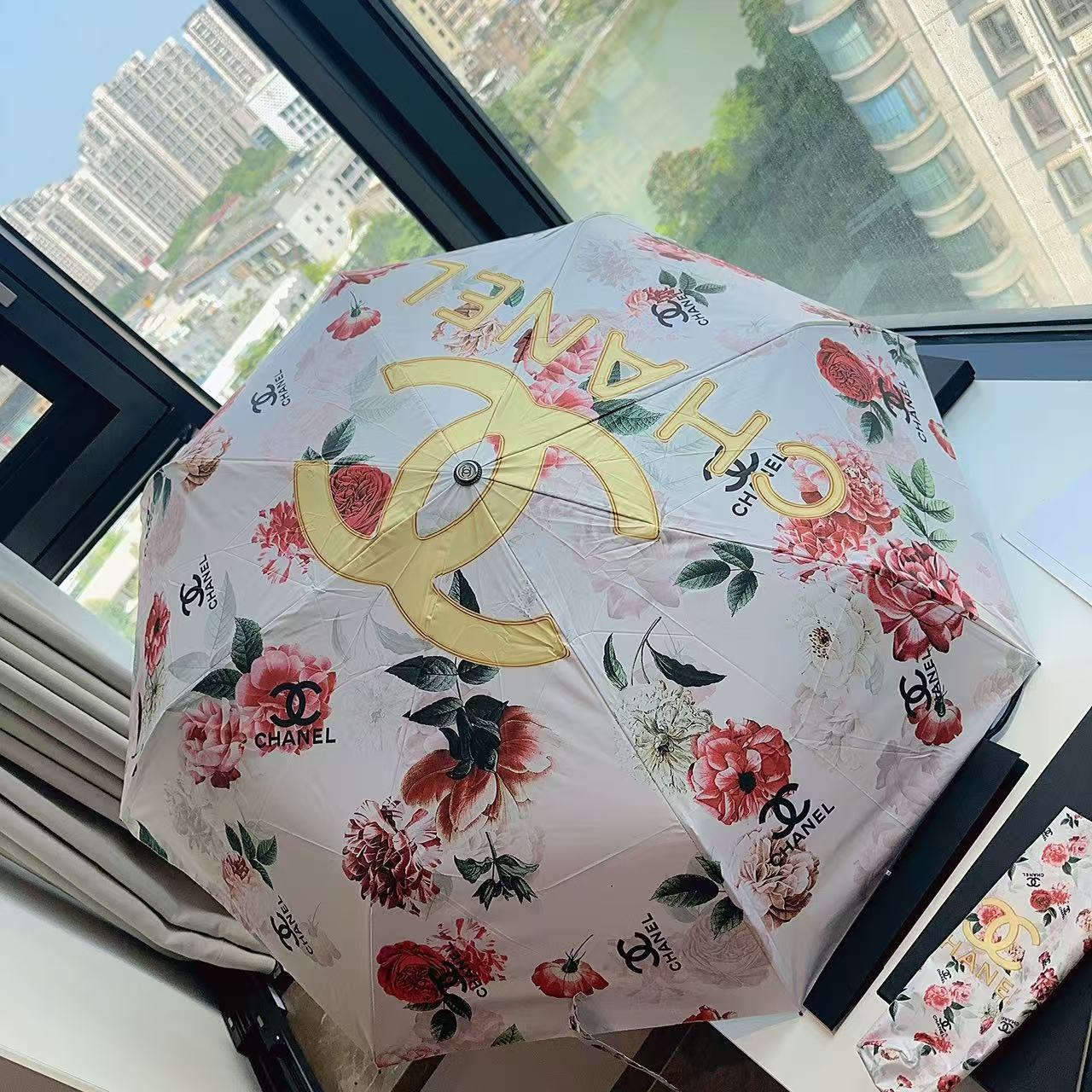  CHANEL（香奈儿）三折自动折叠晴雨伞 集合香奈儿灵魂LOGO为一体的设计风格高雅奢华 带在身上带来