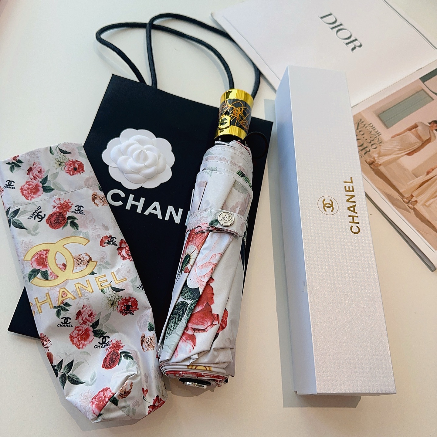  CHANEL（香奈儿）三折自动折叠晴雨伞 集合香奈儿灵魂LOGO为一体的设计风格高雅奢华 带在身上带来