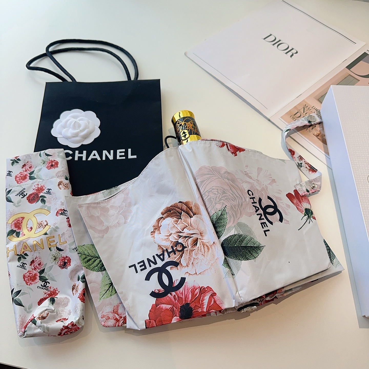  CHANEL（香奈儿）三折自动折叠晴雨伞 集合香奈儿灵魂LOGO为一体的设计风格高雅奢华 带在身上带来