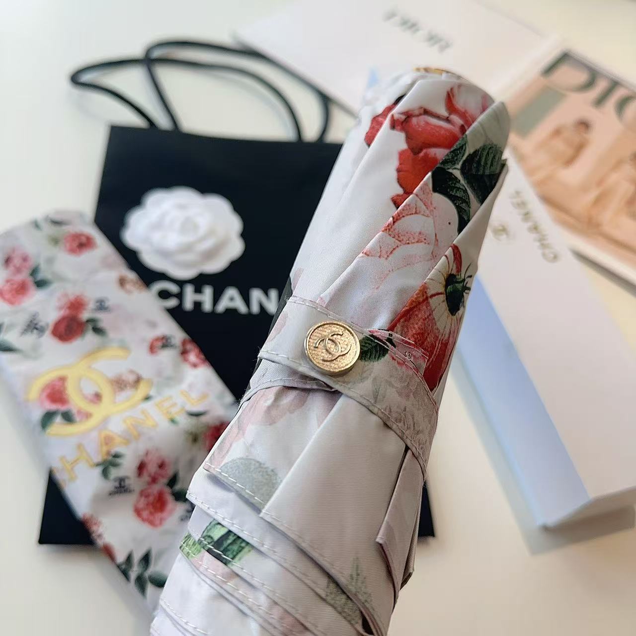  CHANEL（香奈儿）三折自动折叠晴雨伞 集合香奈儿灵魂LOGO为一体的设计风格高雅奢华 带在身上带来