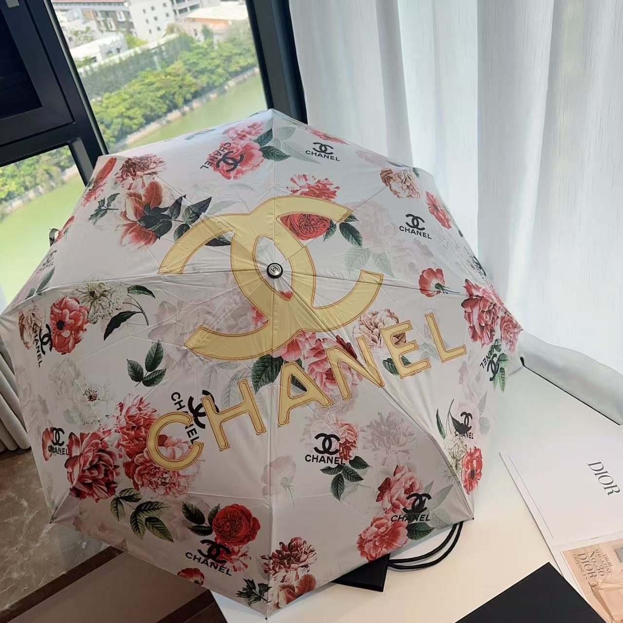  CHANEL（香奈儿）三折自动折叠晴雨伞 集合香奈儿灵魂LOGO为一体的设计风格高雅奢华 带在身上带来